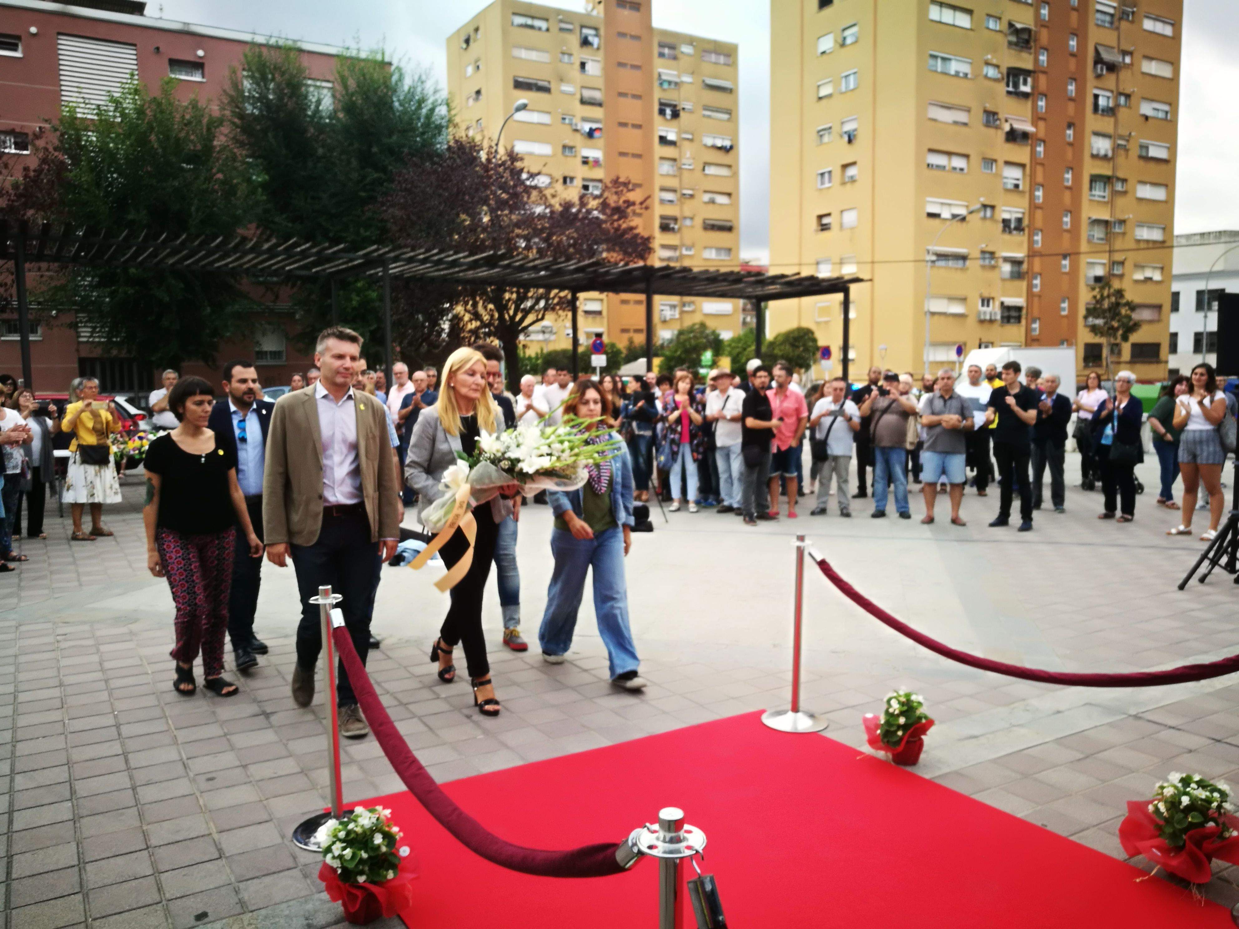 Els portaveus de les diferents formacions polítiques de Rubí, durant l'ofrena floral en record a les víctimes de la rierada del 1962. FOTO: Redacció