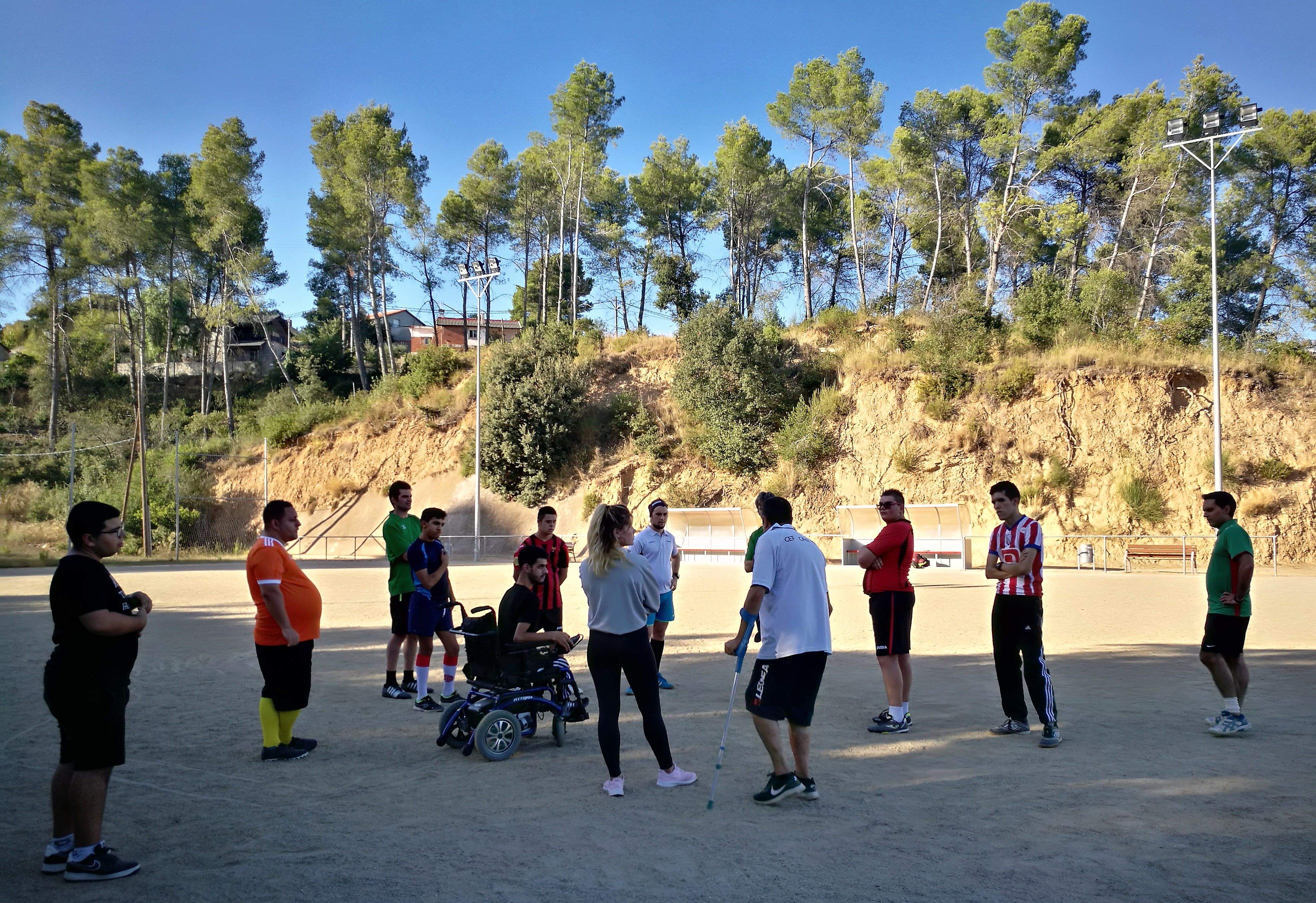 El nou equip de futbol inclusiu durant l'entrenament al CEF Can Mir. FOTO: Redacció.