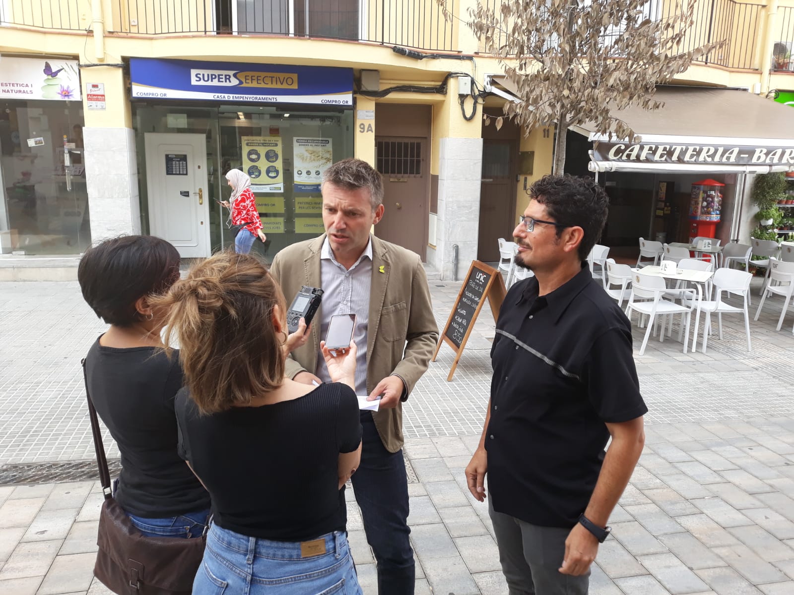 Xavier Corbera i Òscar Arnaiz davant dels mitjans de comunicació locals de Rubí. FOTO: Cedida. 