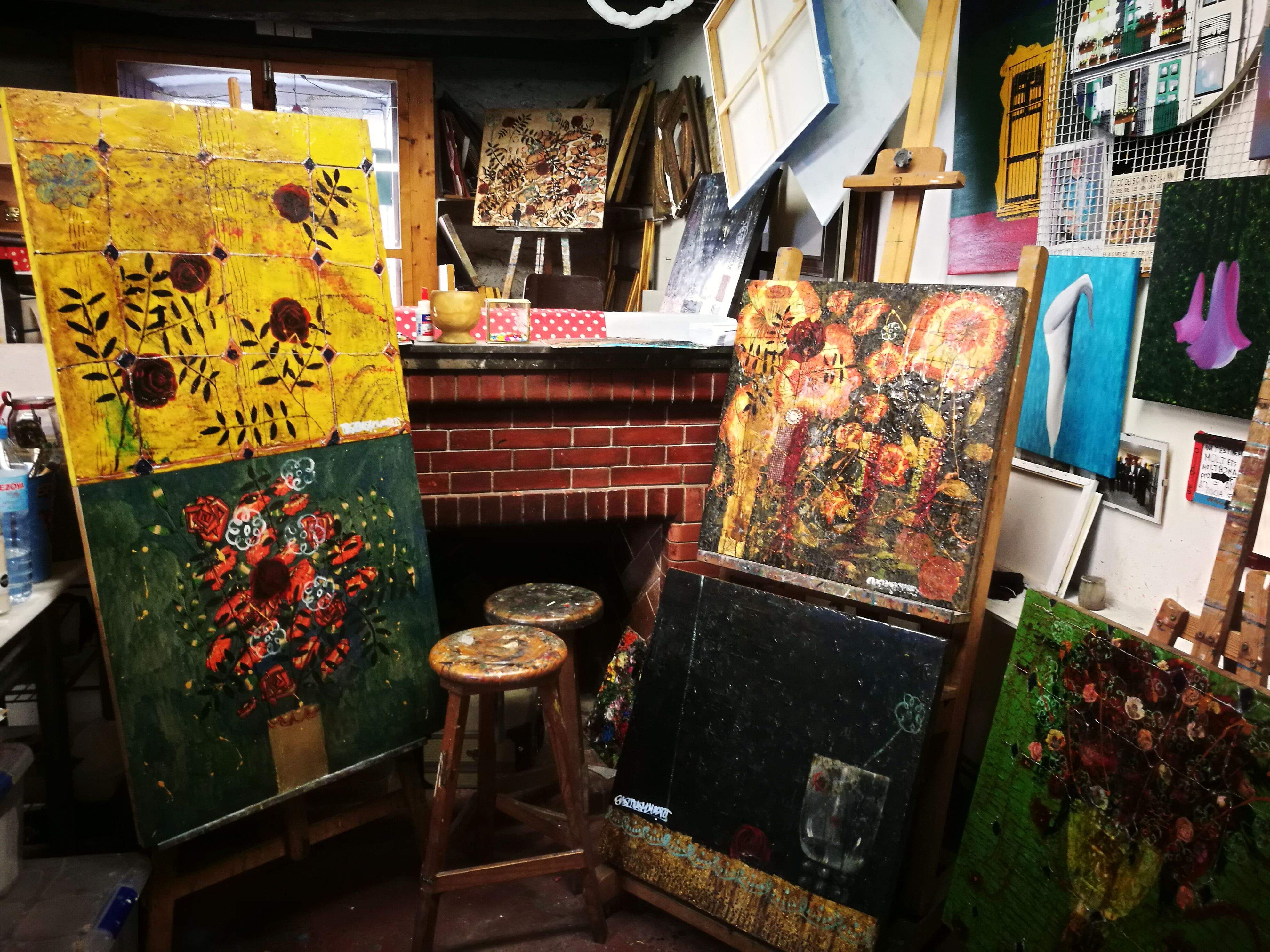 L'artista rubinenca Anna Tamayo té el seu taller de pintura al carrer Sant Josep. FOTO: Redacció.