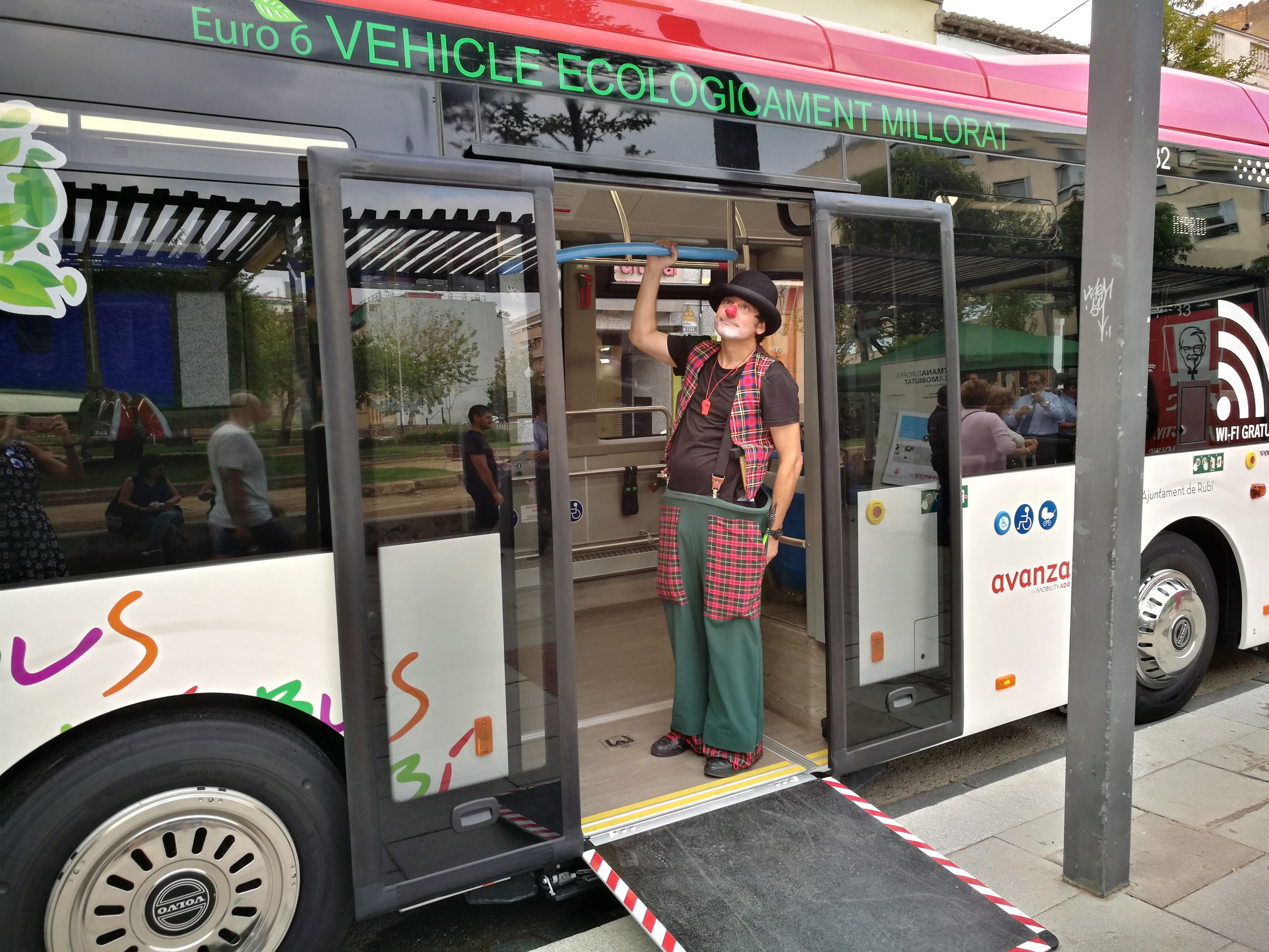 La presentació dels autobusos ha estat amenitzada per un clown. FOTO: Redacció.