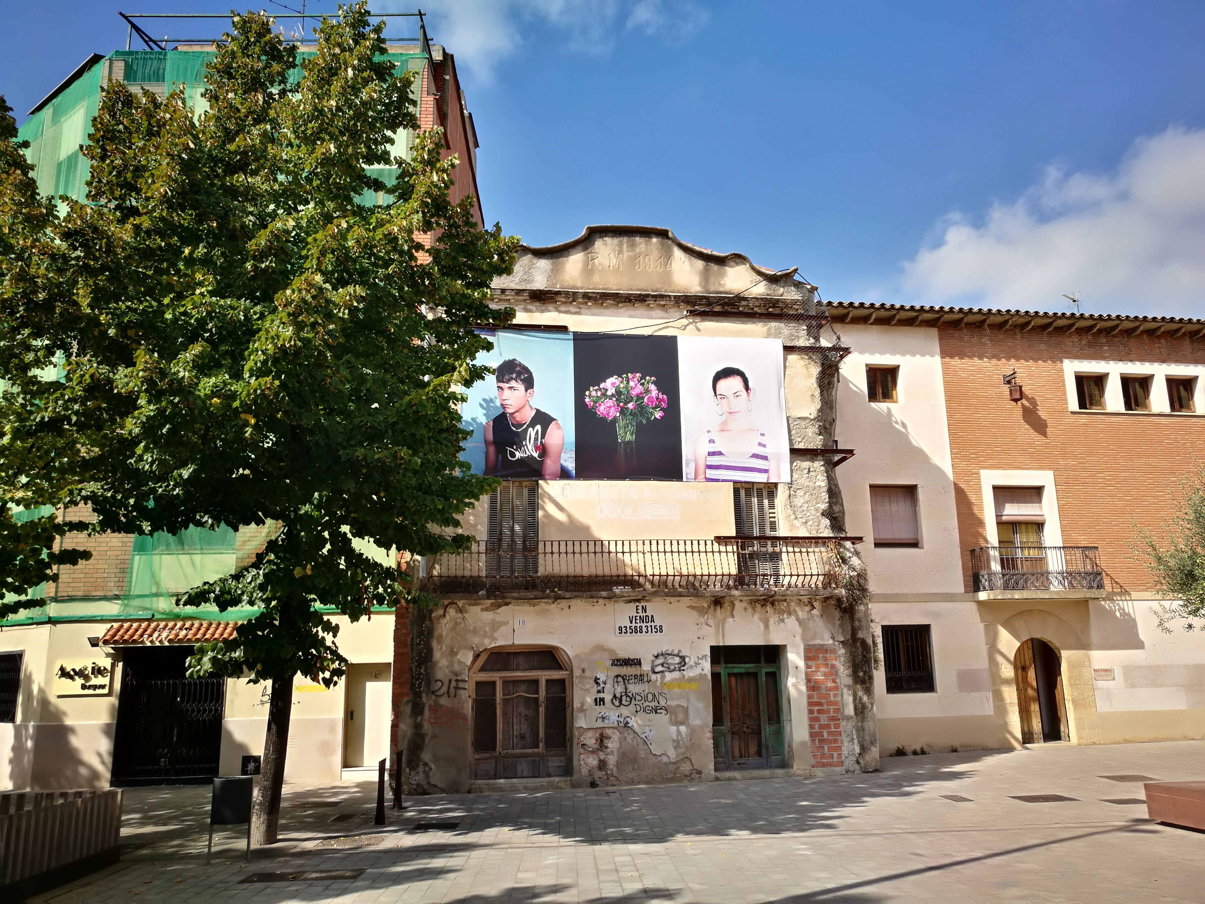 Imatges exposades a la plaça Dr. Guardiet de Rubí. FOTO: NH. 