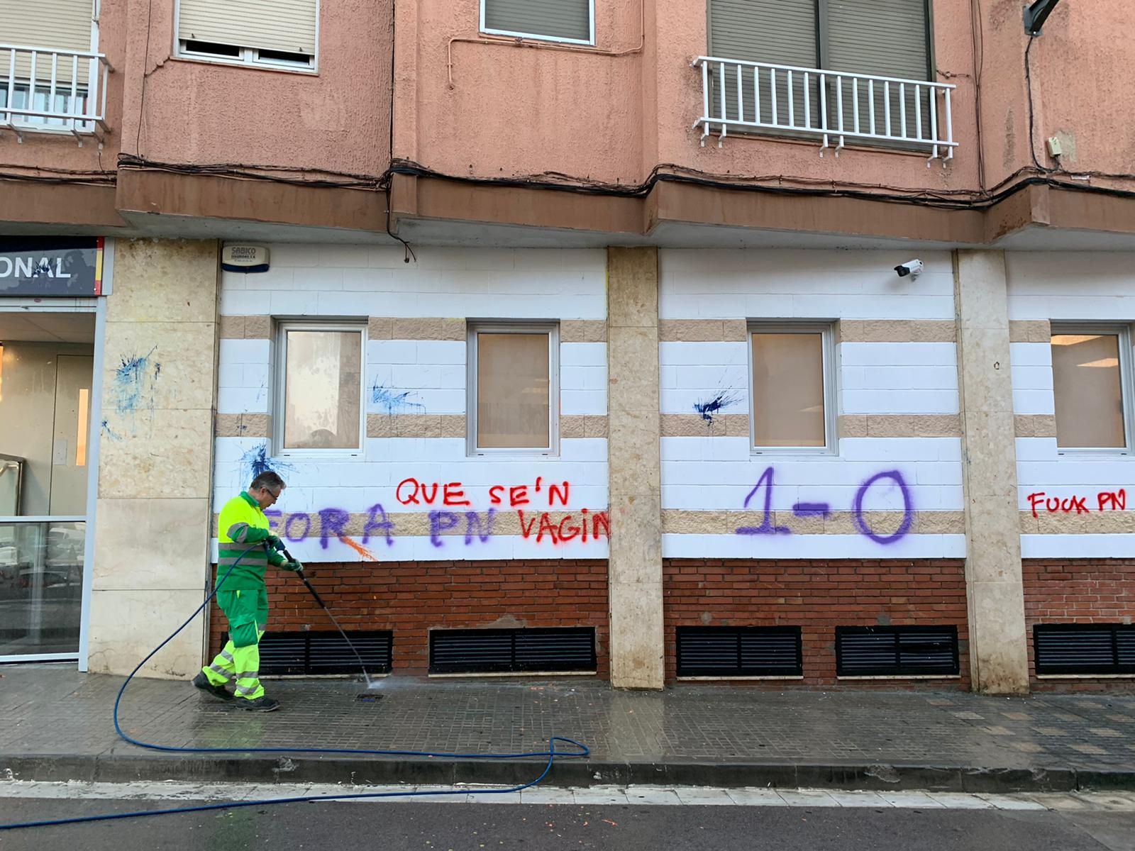 La façana de la Policia Nacional de Rubí es va repintar la setmana passada. FOTO: Cedida.