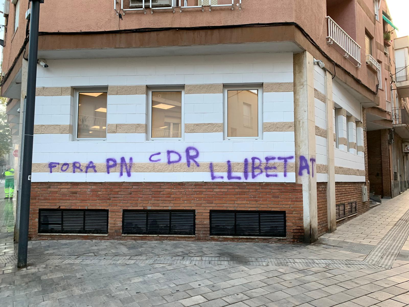 Façana de la cantonada de la Policia Nacional de Rubí. FOTO: Cedida