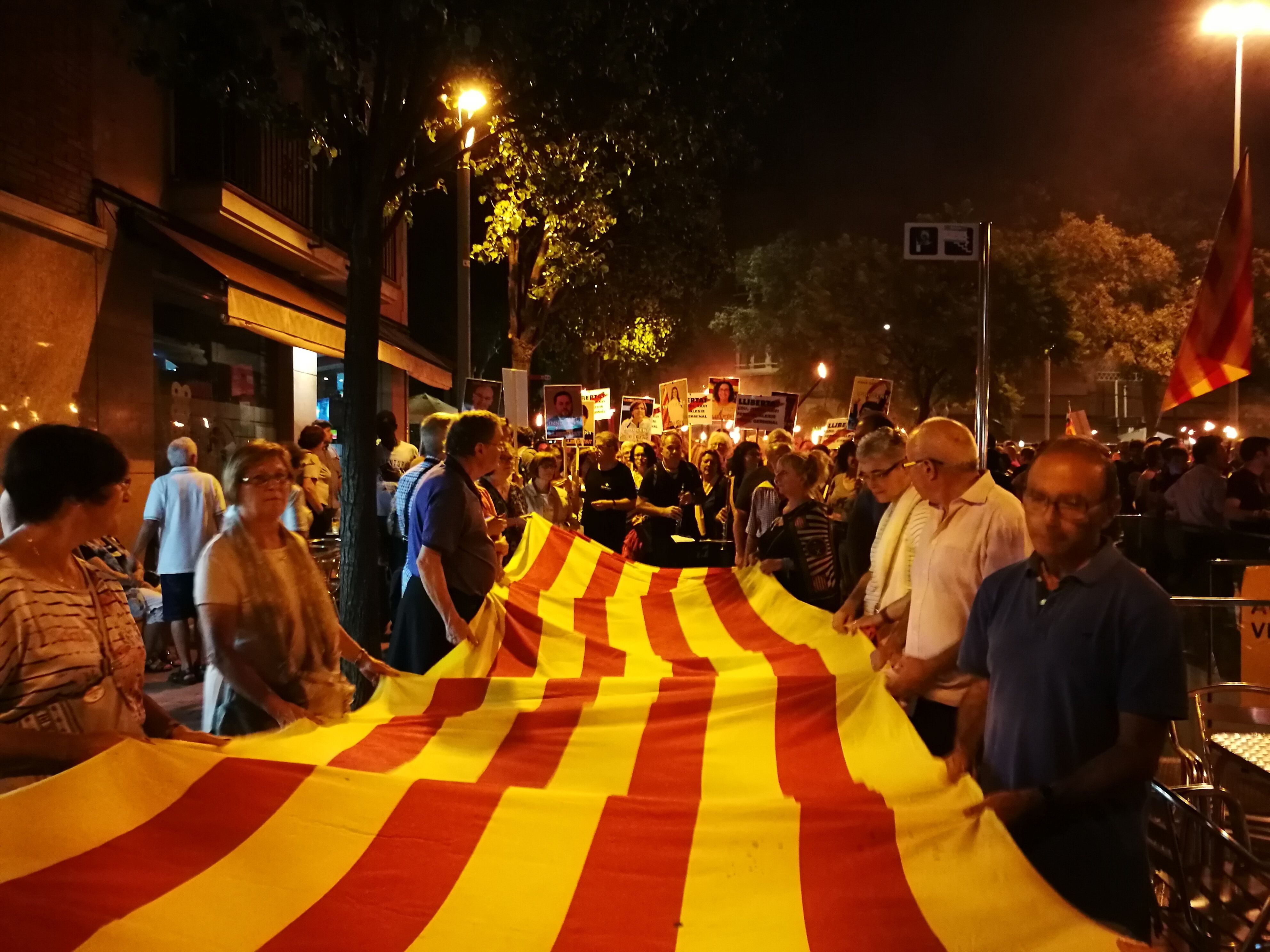 La marxa de torxes ha sortit de la plaça Onze de Setembre de Rubí. FOTO: Redacció.