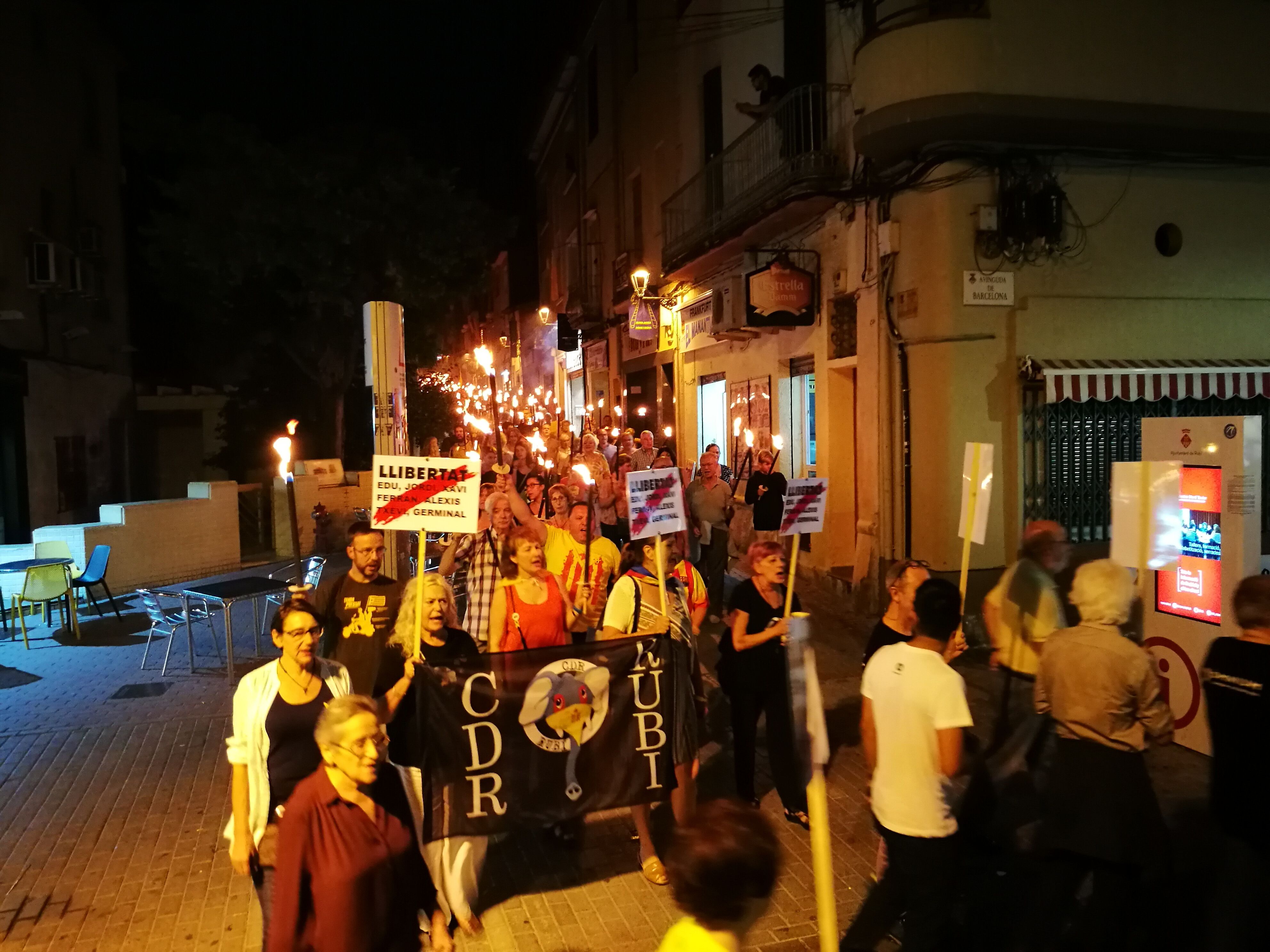 Centenars de persones han recorregut els carrers de Rubí, torxa en mà. FOTO: Redacció