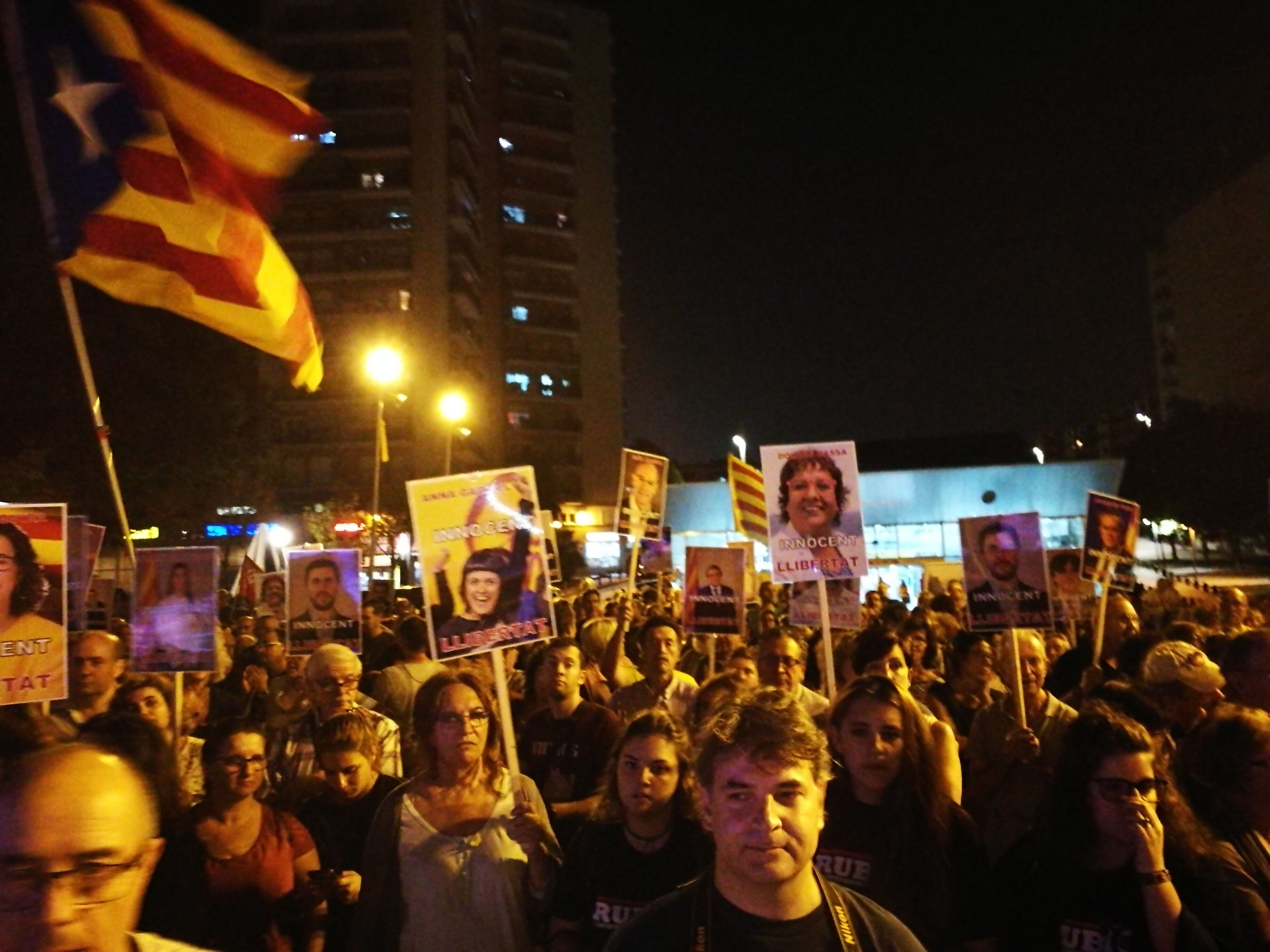 Durant l'acte s'ha batejat de forma simbòlica la plaça de l'Estació amb el nom de plaça 1 d'octubre. FONT: Redacció