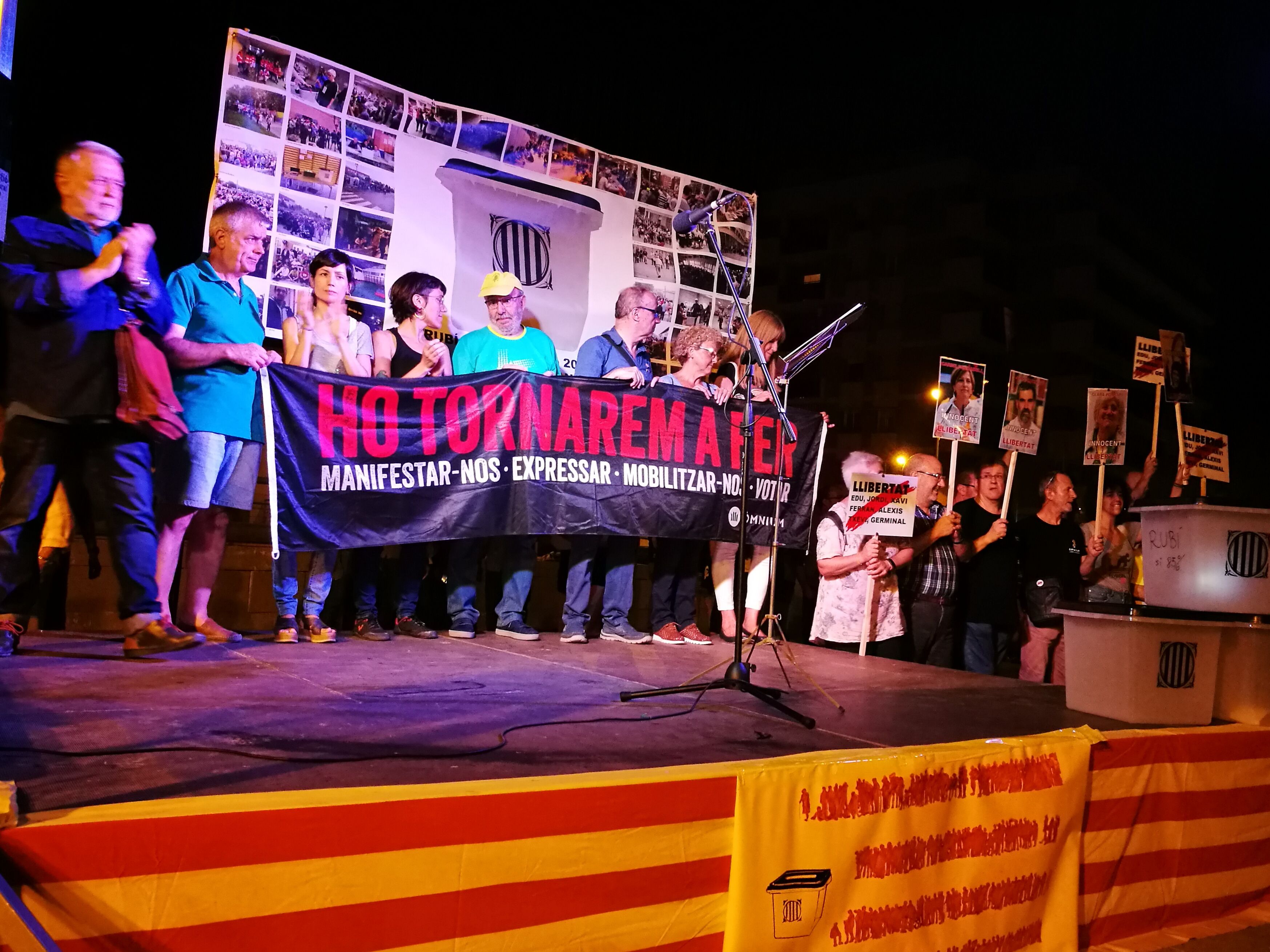 La manifestació ha estat encapçalada per una pancarta amb el lema 'Ho tornarem a fer'. FOTO: Redacció