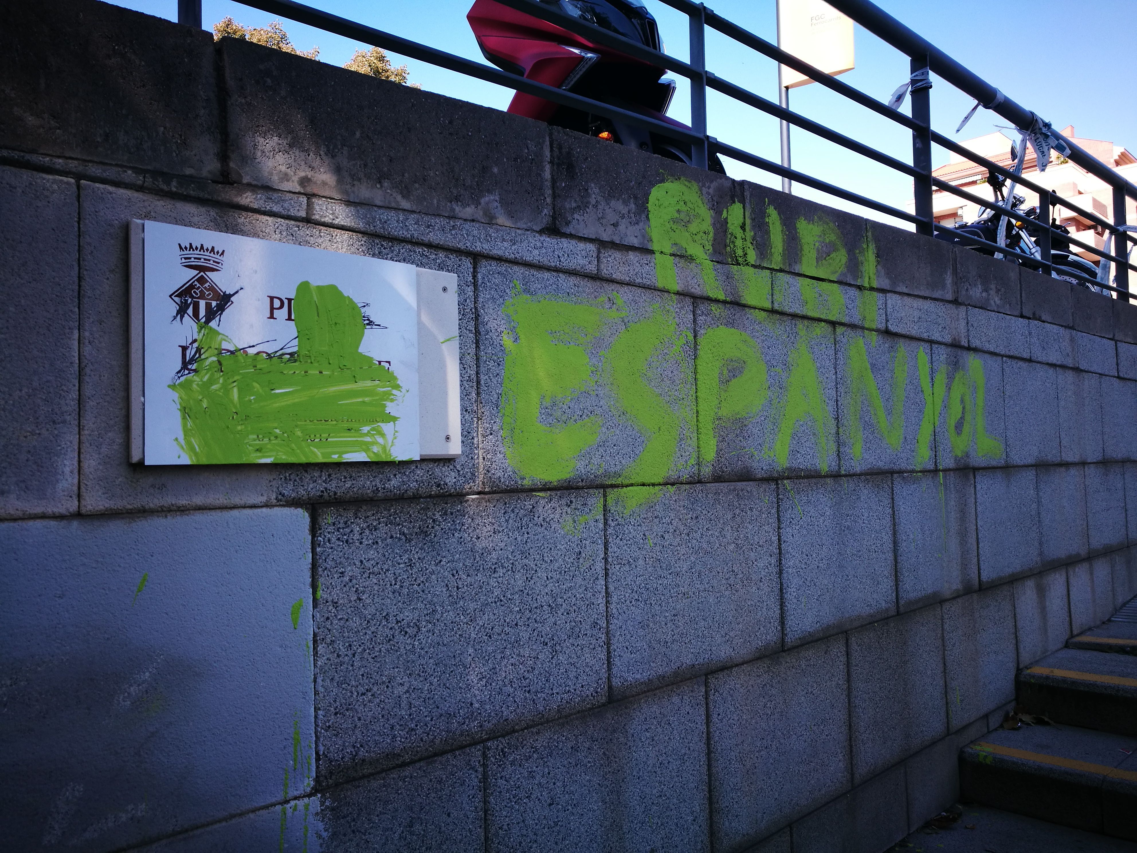 Amb pintura groga han posat 'Rubí espanyol'. FOTO: Redacció