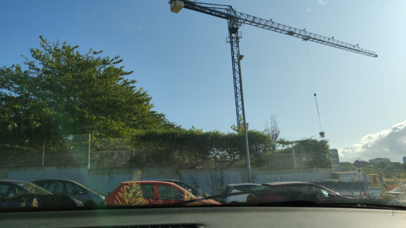 Segons la formació, el contrapès de la grua roman sobre del pati de l'escola. FOTO: Cedida