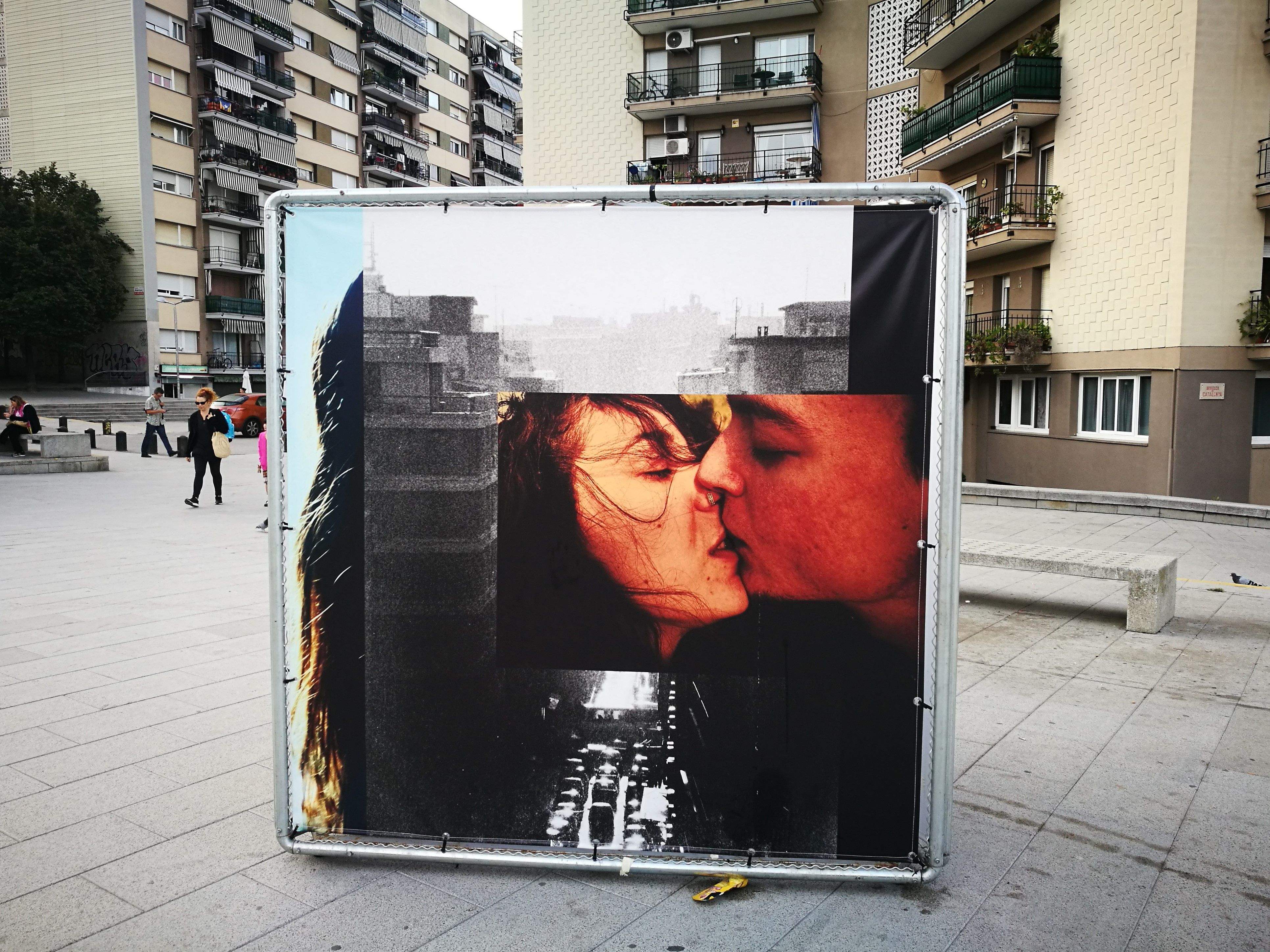 Una de les imatges de La Nuu 2019 exposades a la plaça de l'Estació de Rubí. FOTO: Redacció Una de les imatges de La Nuu 2019 exposades a la plaça de l'Estació de Rubí. FOTO: Redacció