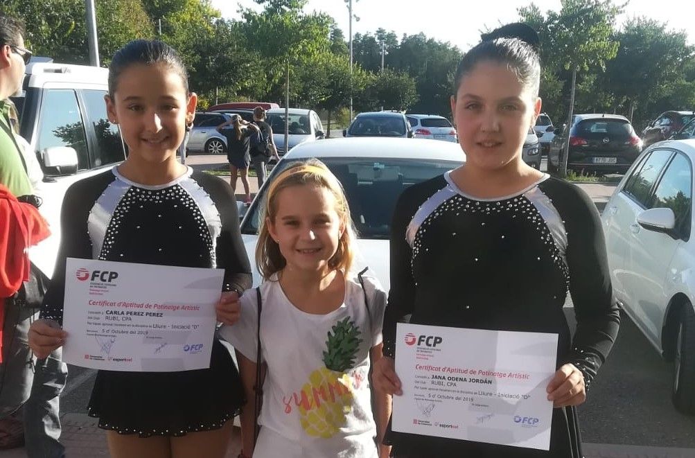 Els joves patinadors han estat acompanyats en tot moment dels seus entrenadors, la Paula i l’Arnau Navarro. FOTO: Cedida