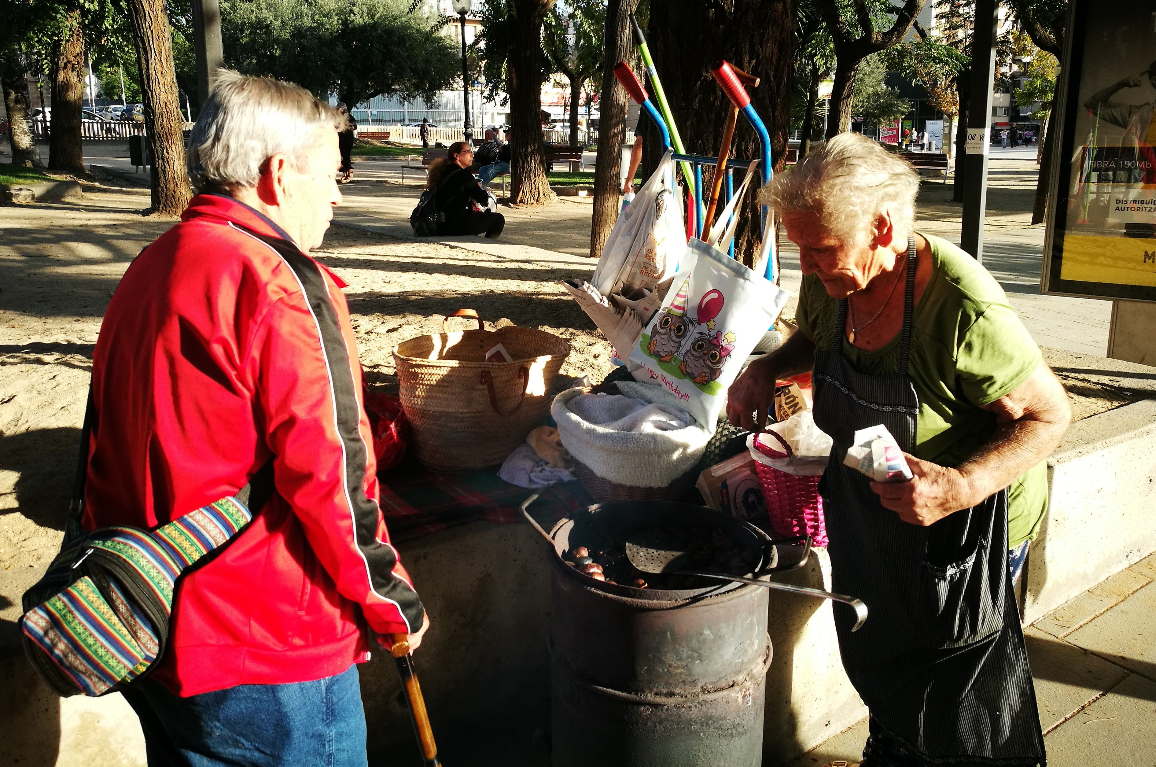 La Maria ven paperines amb una dotzena de castanyes a dos euros. FOTO: Redacció