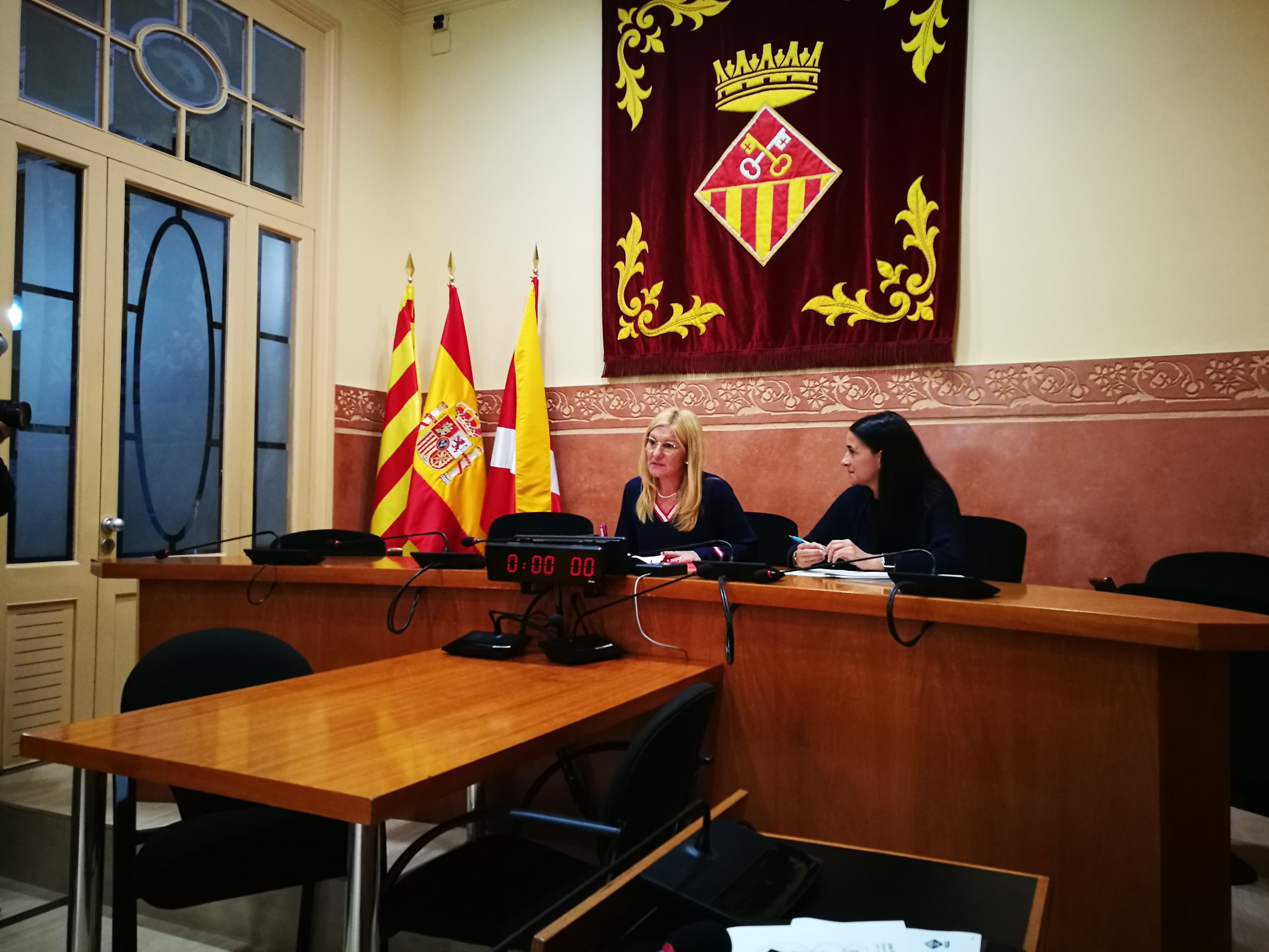 Ana María Martínez Martínez, ha presentat la nova proposta d’ordenances fiscals amb la regidora d’Hisenda i Serveis Econòmics, Mª Carmen Cebrián Ordóñez. FOTO: Redacció