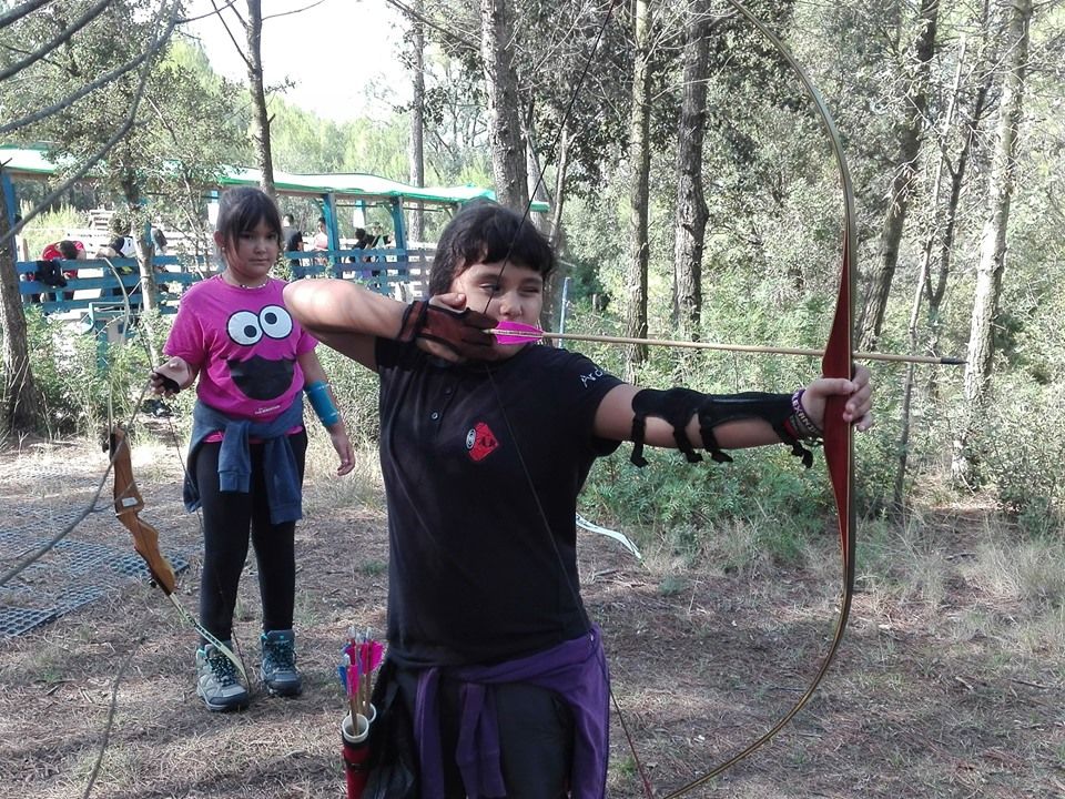 El projecte 'Arrels' està dirigit als més joves i és tir amb arc al bosc. FOTO: Cedida