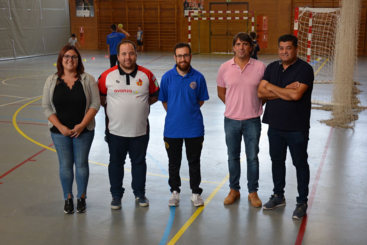 Els regidors Marta Oliva Martín i Juan López Núñez, amb els responsables de l’Handbol Rubí i del Club Esportiu Maristes. FOTO: Ajuntament de Rubí