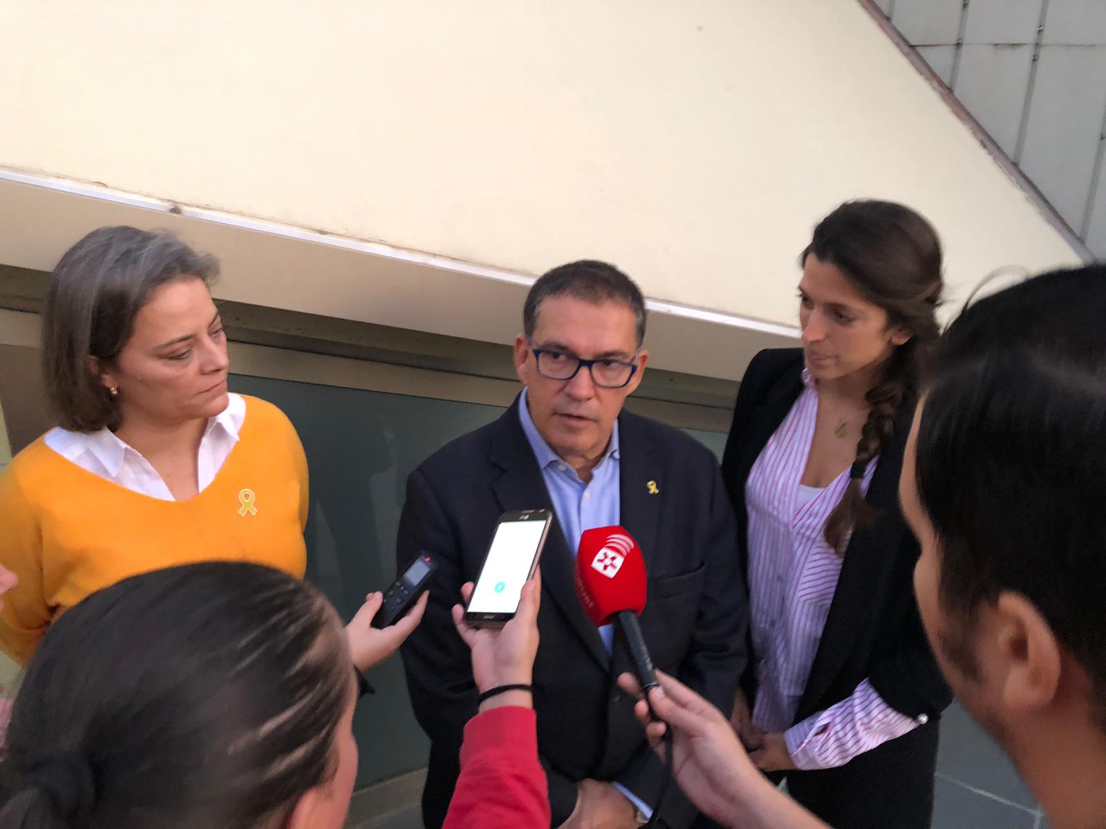 Jaume Alonso-Cuevillas parla davant dels mitjans de comunicació locals de Rubí entre Sònia Jorba i Carme Vinyes