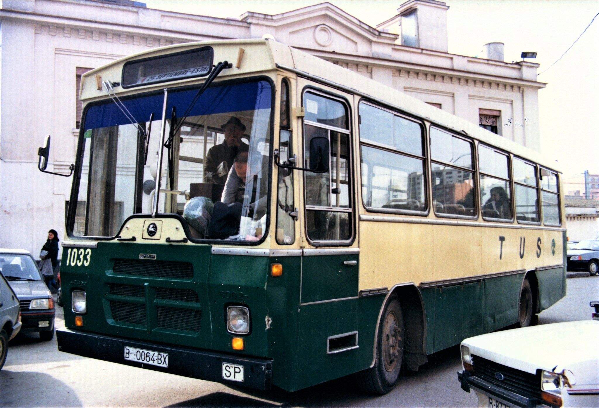 L'antic autobús urbà de Rubí era de color verd i groc. FOTO: www.autobusesbcn.es
