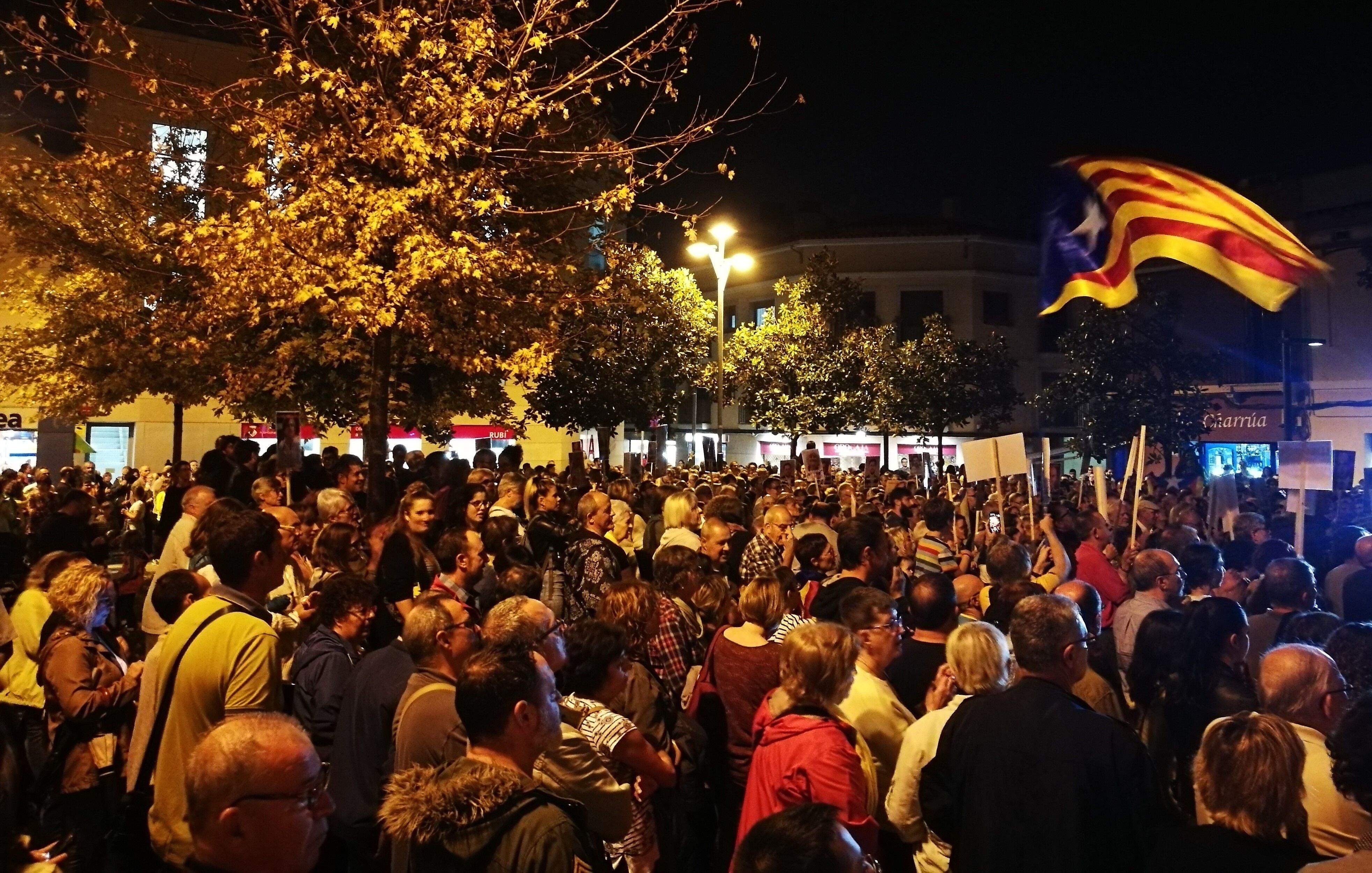 Prop d'un miler de persones s'han manifestat a la plaça de l'Ajuntament de Rubí per mostrar el seu rebuig a la  sentència. FOTO: Redacció Prop d'un miler de persones s'han manifestat a la plaça de l'Ajuntament de Rubí per mostrar el seu rebuig a la  sentència. FOTO: Redacció