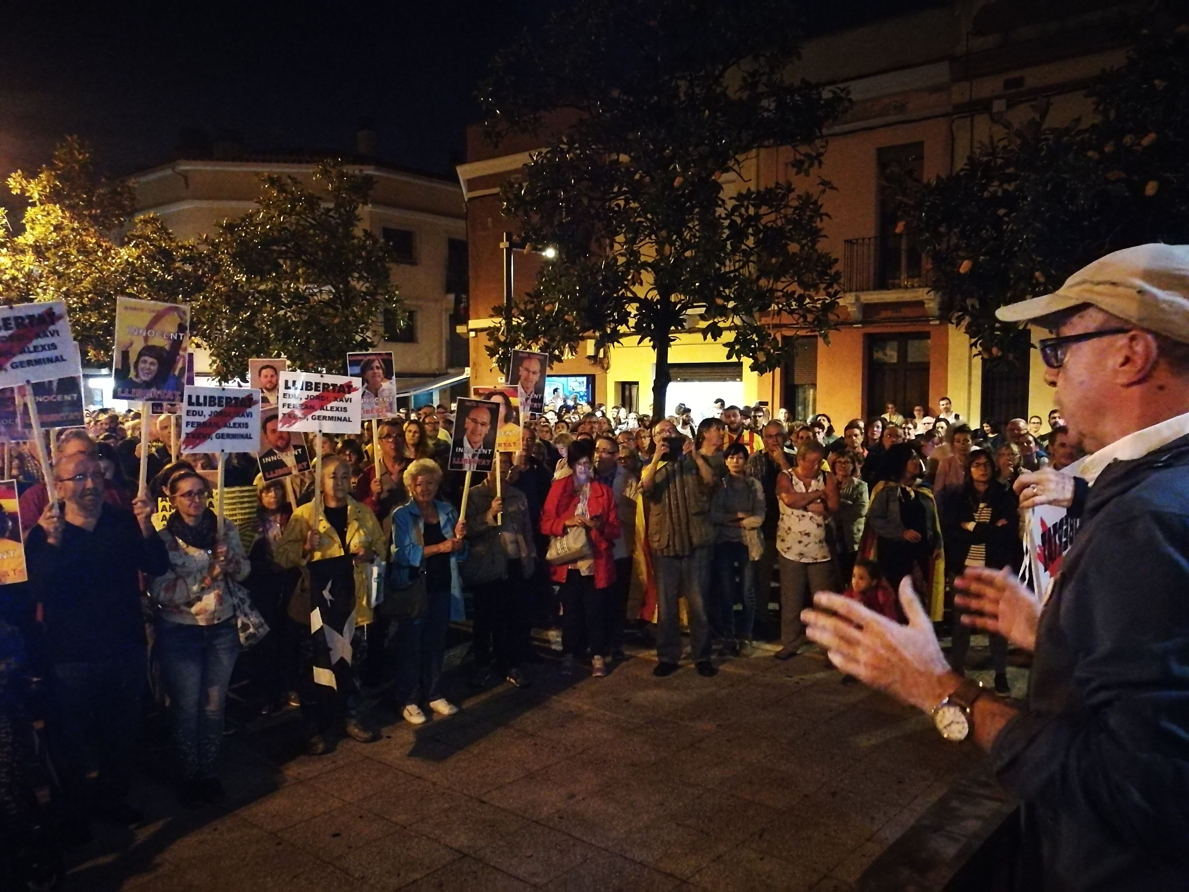 Martí Pujol, d'Òmnium Cultural Rubí, a l'entrada de la plaça de l'Ajuntament. FOTO: Redacció