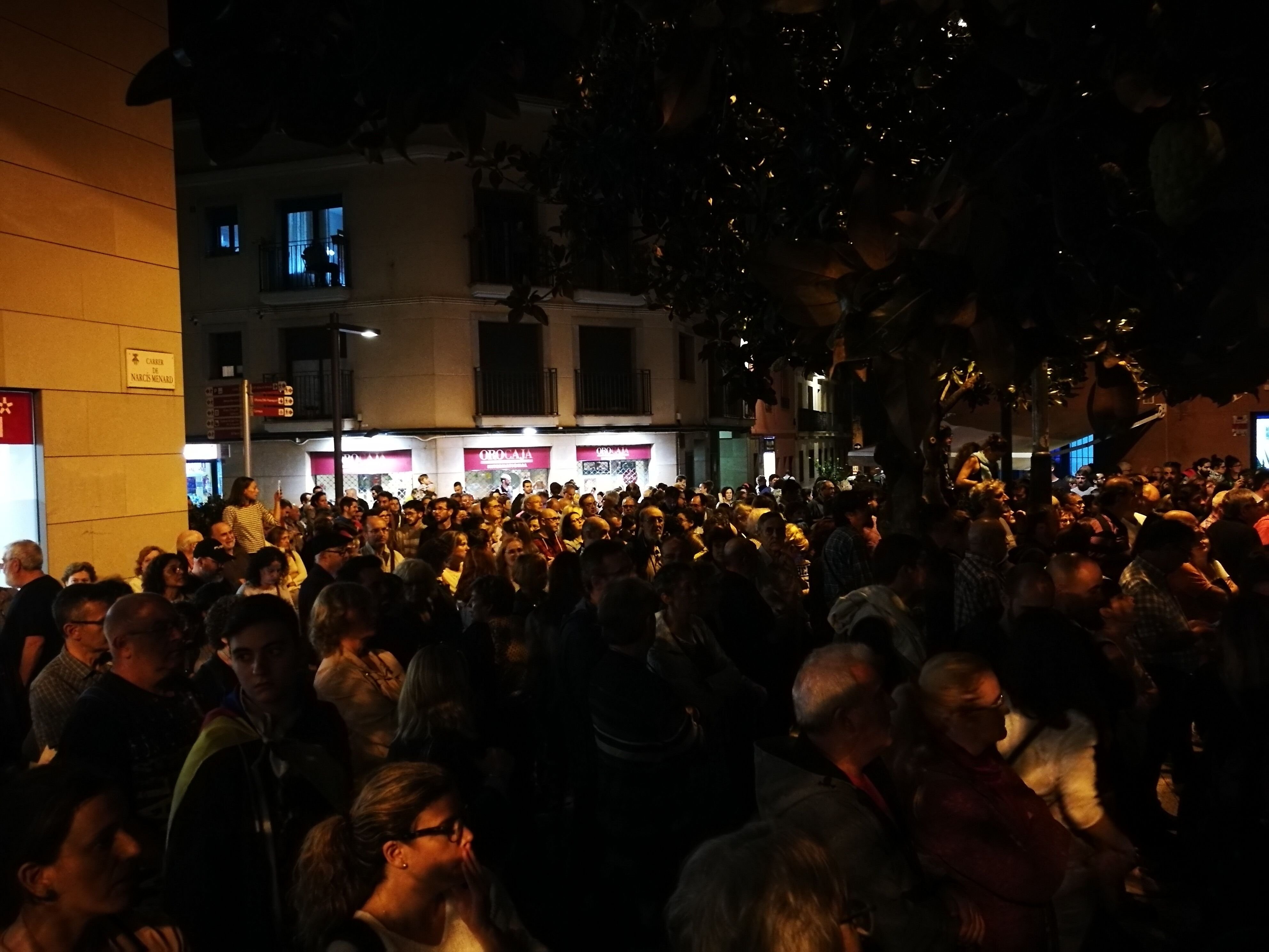 La plaça de l'Ajuntament de Rubí plena de gom a gom. FOTO: Redacció