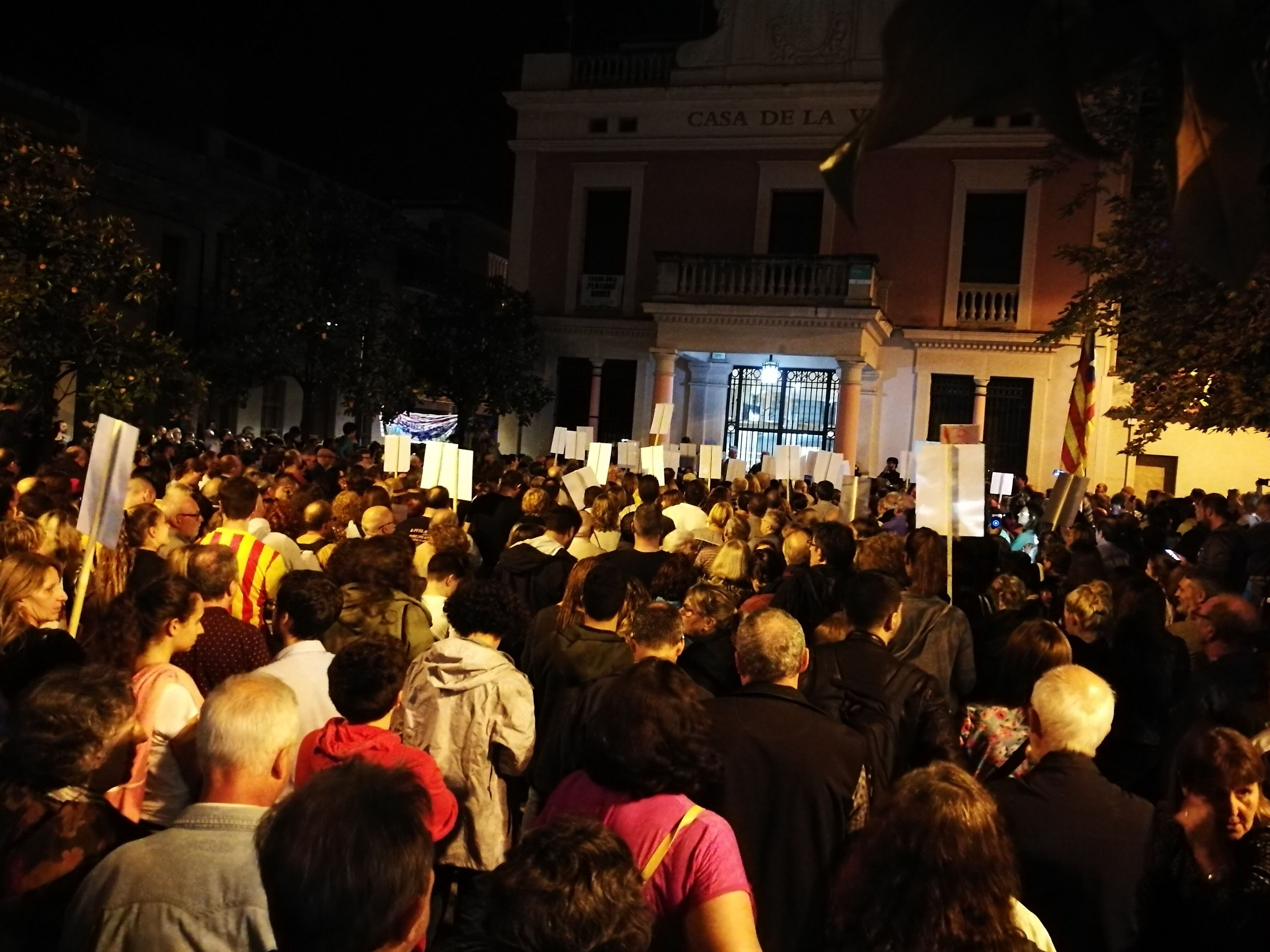 La manifestació ha congregat ciutadans, entitats i partits sobiranistes de la ciutat. FOTO: Redacció