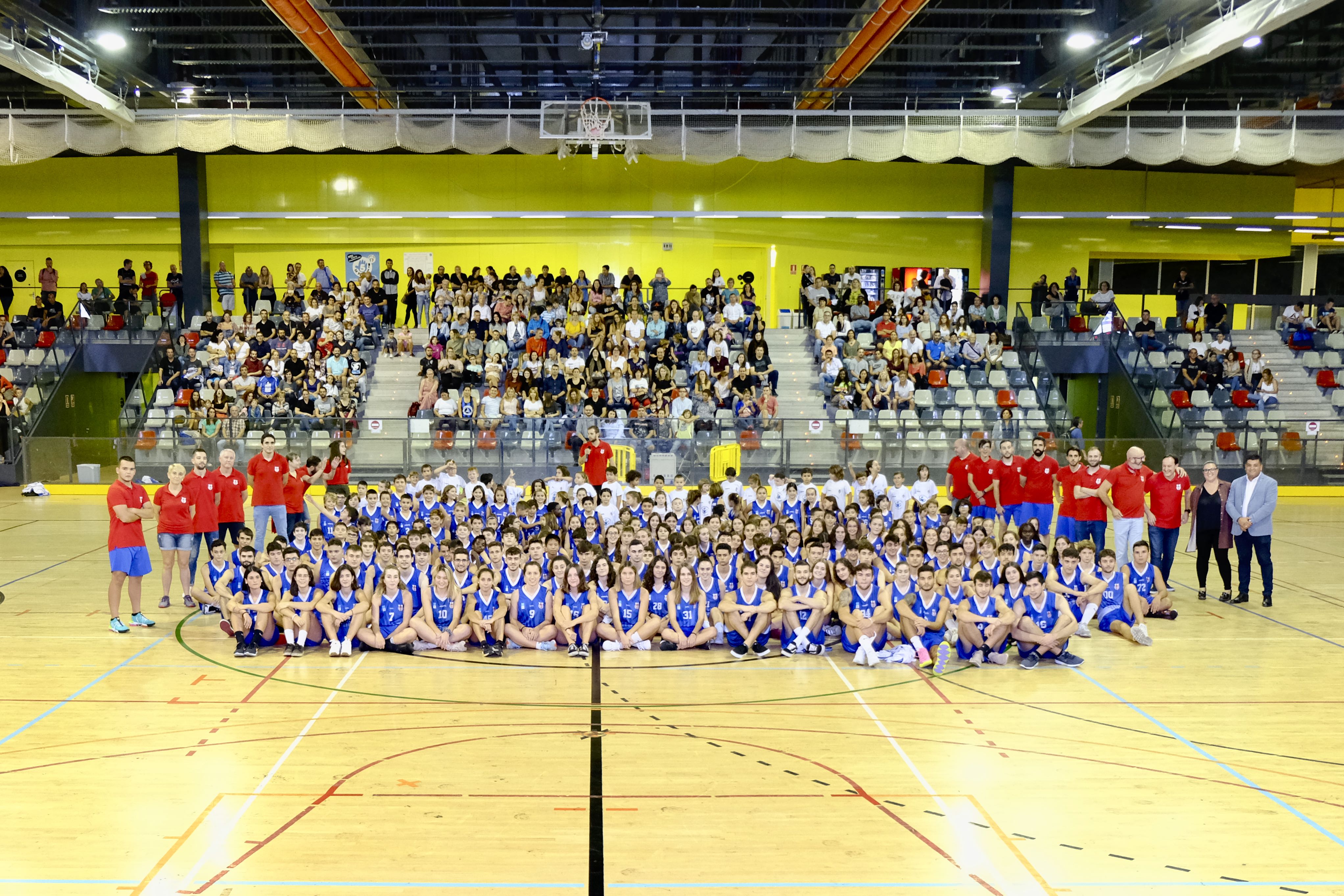 La presentació va comptar amb els 250 jugadors del club de bàsquet rubinenc. FOTO: Cedida