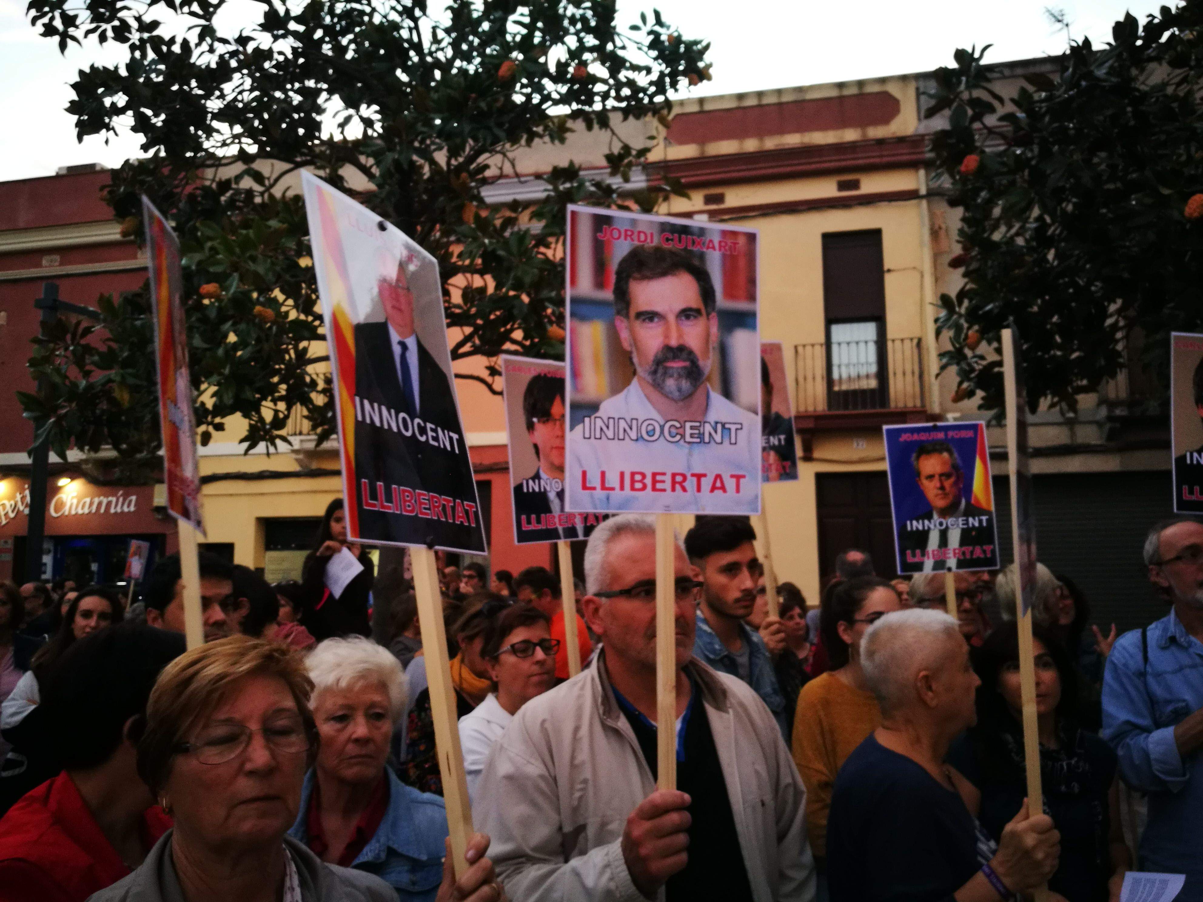 L'ANC i Òmnium Rubí han convocat la ciutadania a les portes de l'Ajuntament. FOTO: Redacció