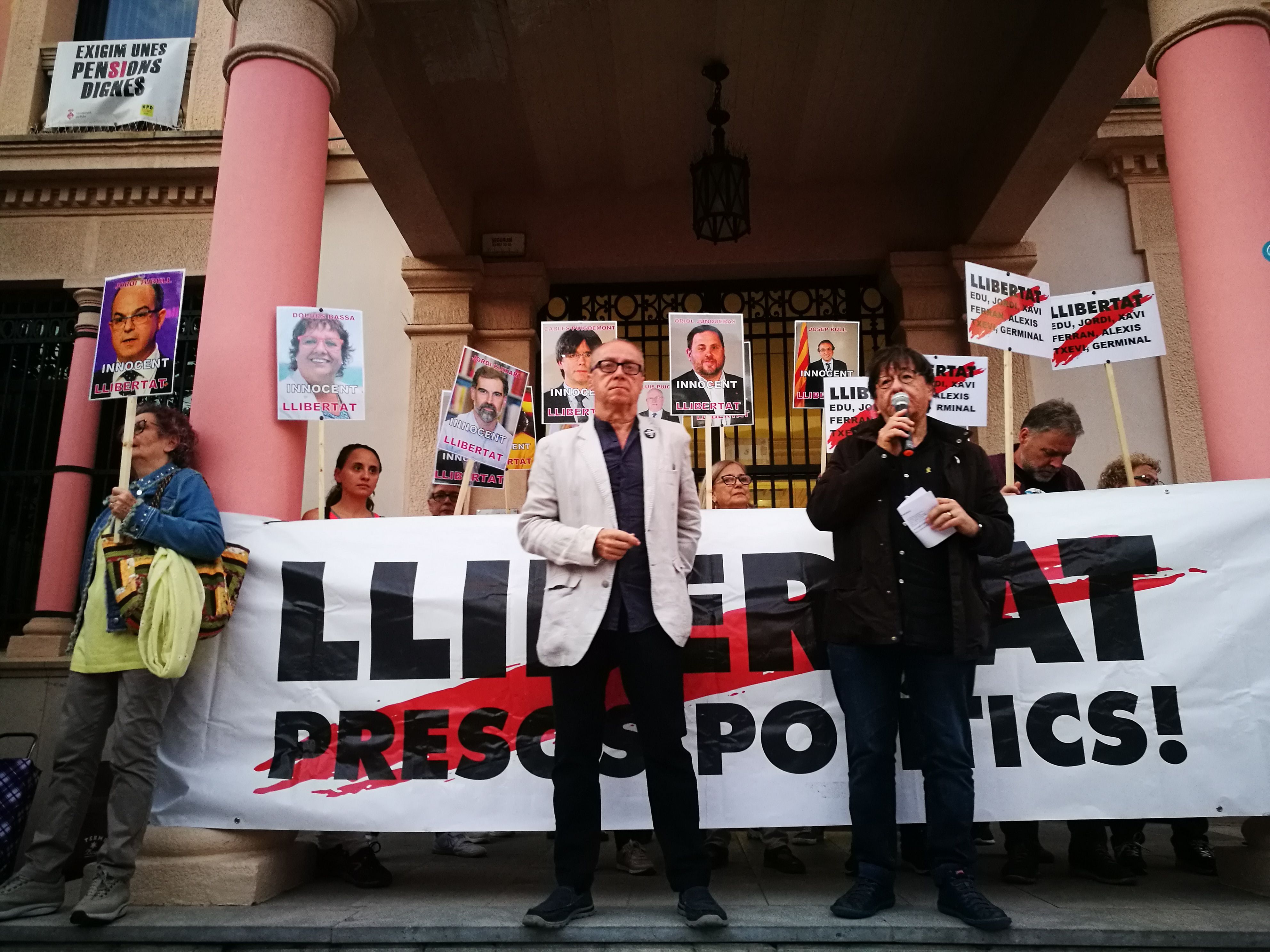 Martí Pujol i Gep Quintas, d'Òmnium Rubí i l'ANC, s'adrecen als manifestants. FOTO: Redacció