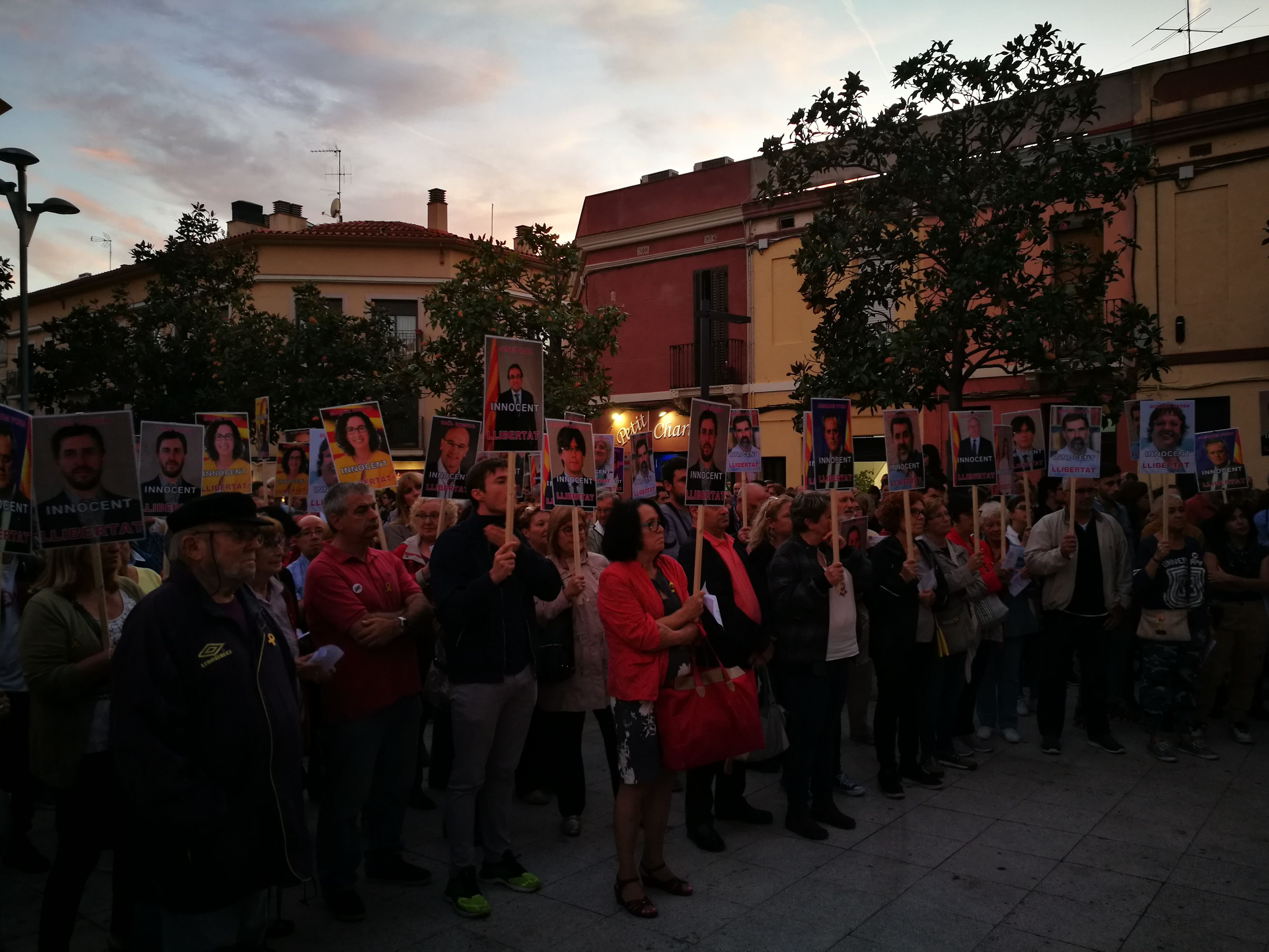 Més de mig miler de persones s'han concentrat a les portes de l'Ajuntament de Rubí. FOTO: Redacció