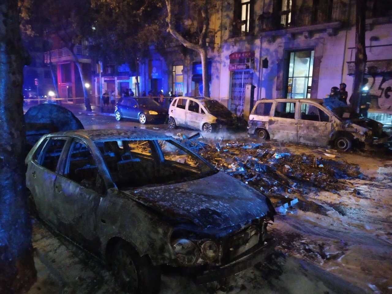 Cotxes calcinats. FOTO: Twitter de Miguel Gutiérrez, secretari general de Ciutadans