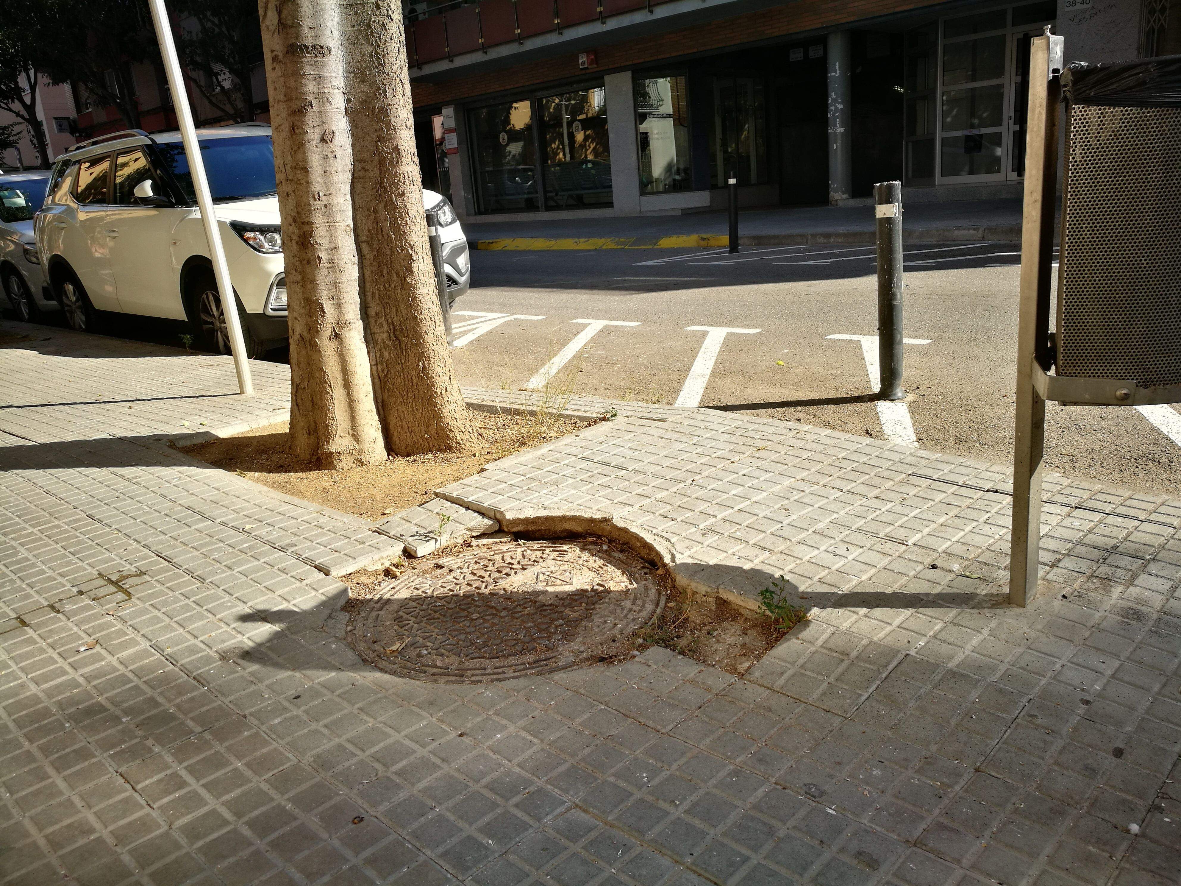 Vorera aixecada al passatge Pau Claris de Rubí. FOTO: Redacció