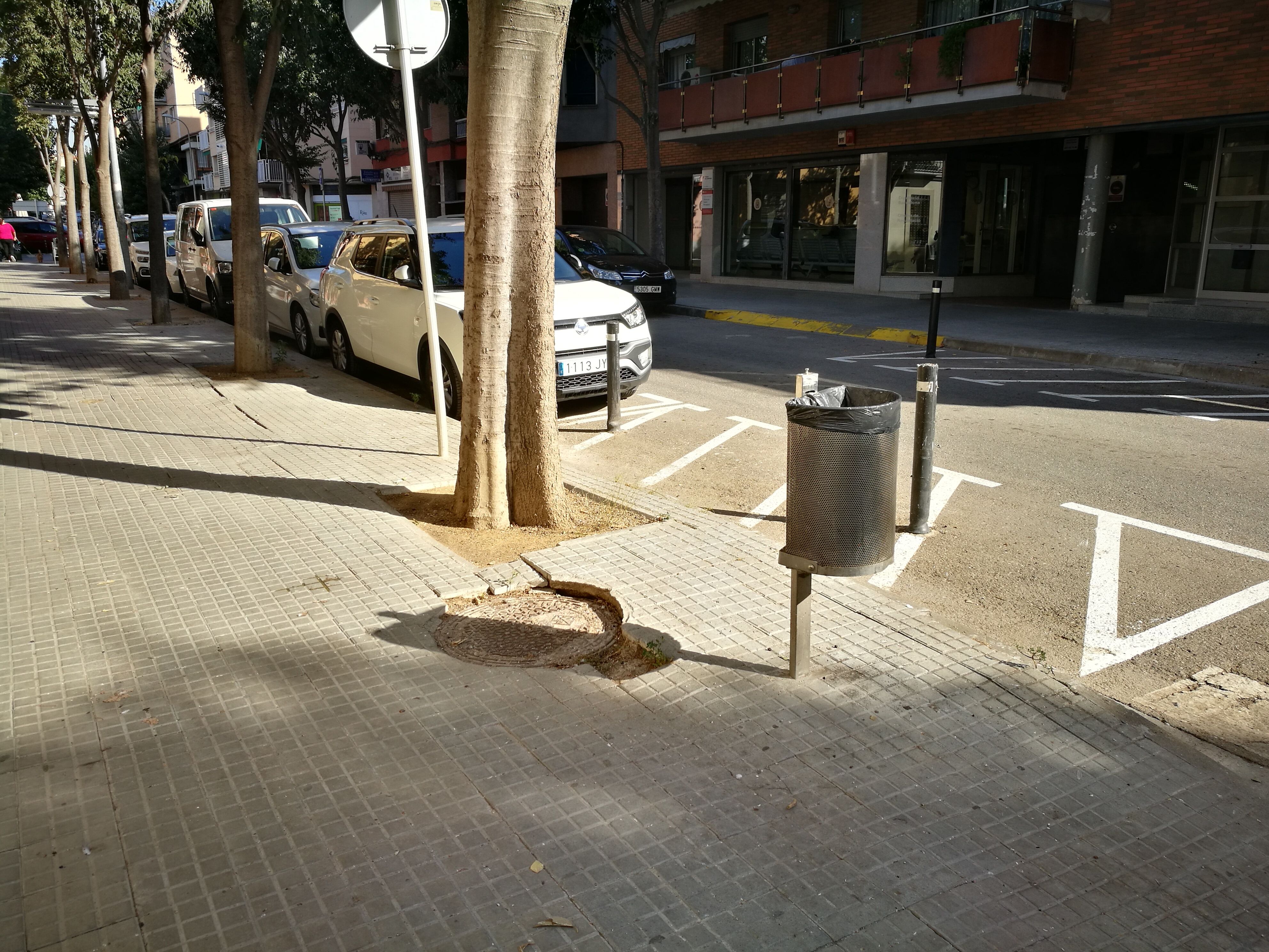 La veïna que es queixa assegura que pateix inundacions a casa seva a causa del mal estat del clavegueram. FOTO: Redacció