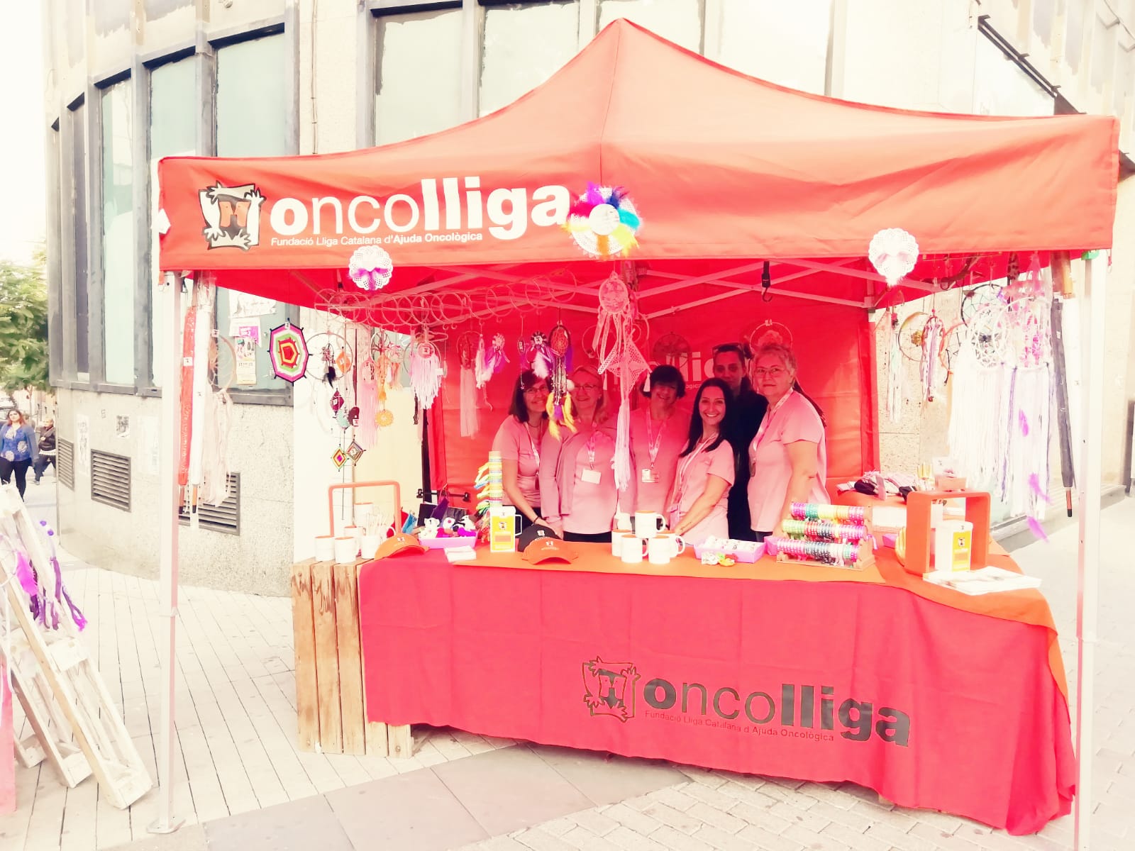 Paradeta de l'Oncolliga de Rubí el 19 d'octubre, Dia Mundial del Càncer de Mama. FOTO: Cedida