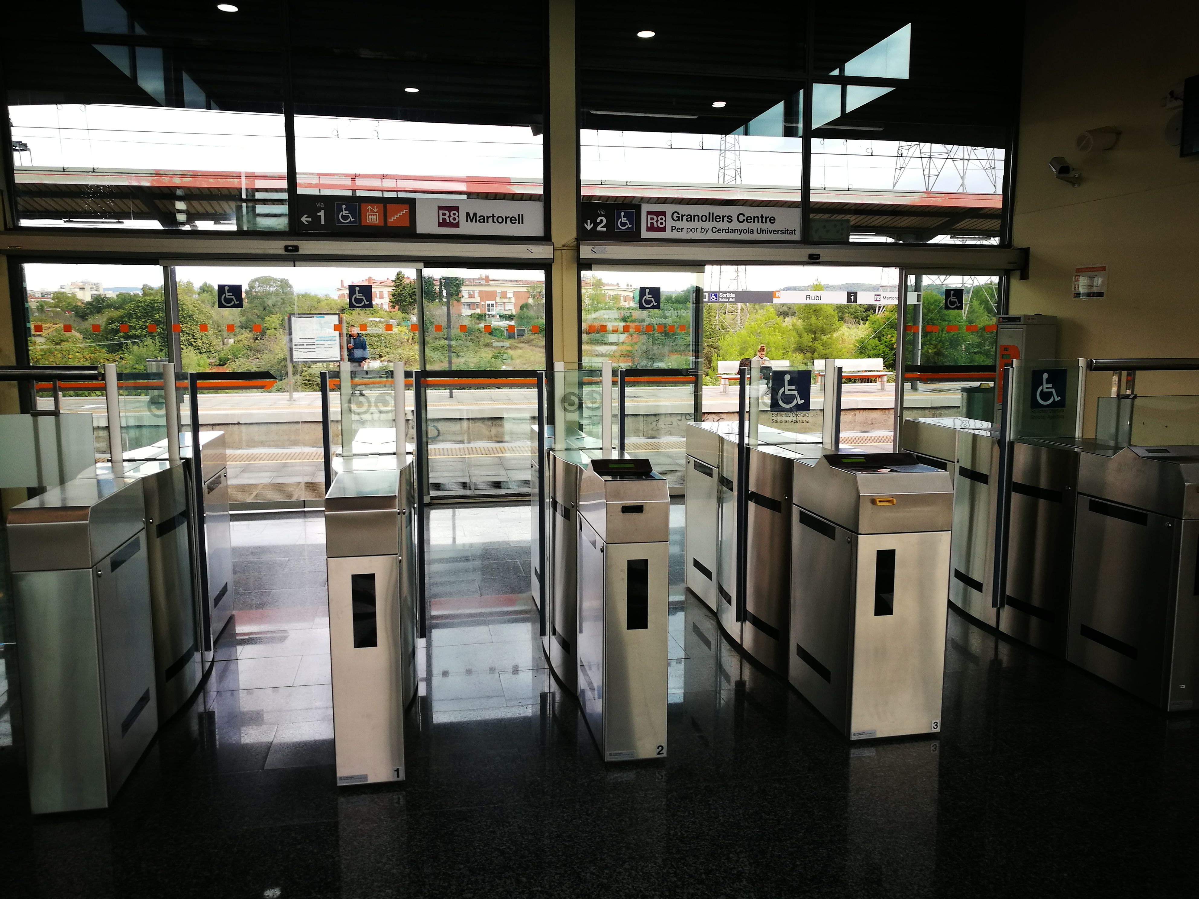 Portes d'accés obertes a l'estació de Renfe de Rubí. FOTO: Redacció