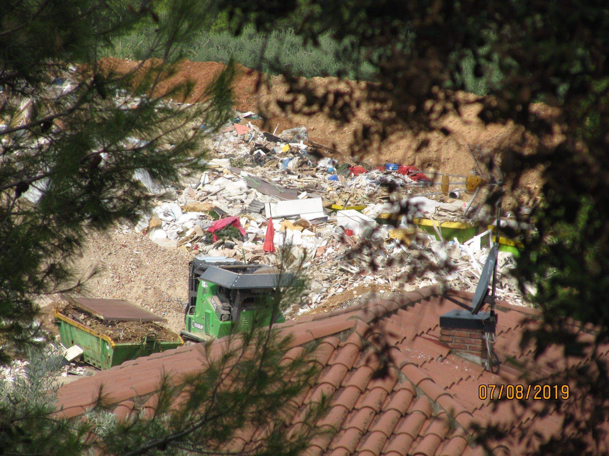 Tones de residus sense autorització a l'extractiva 9. FOTO: Plataforma Rubí sense Abocadors