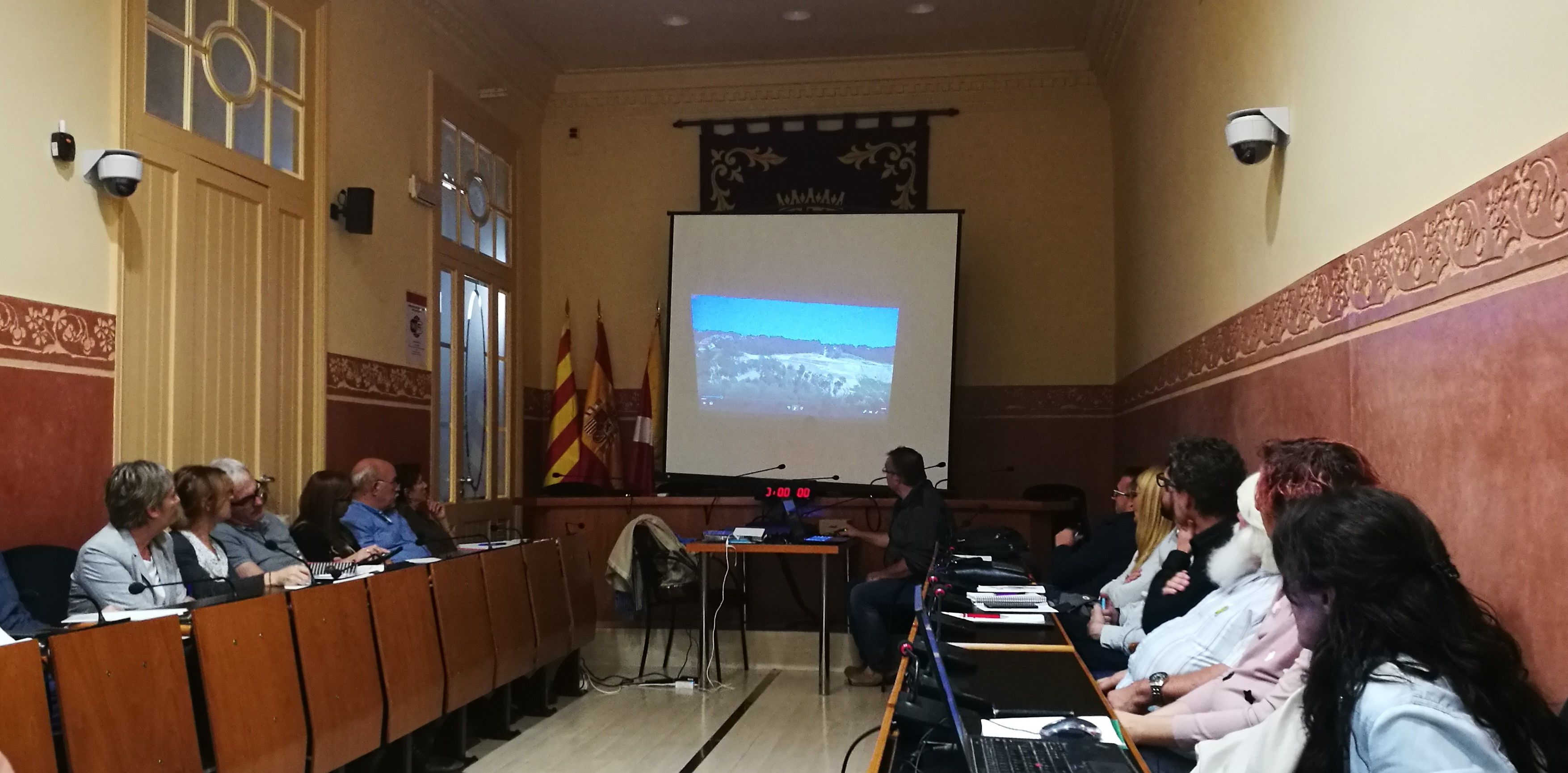 Durant la mesa d'abocadors es va fer un repàs a totes aquelles instal·lacions que actuen de forma il·legal. FOTO: Redacció