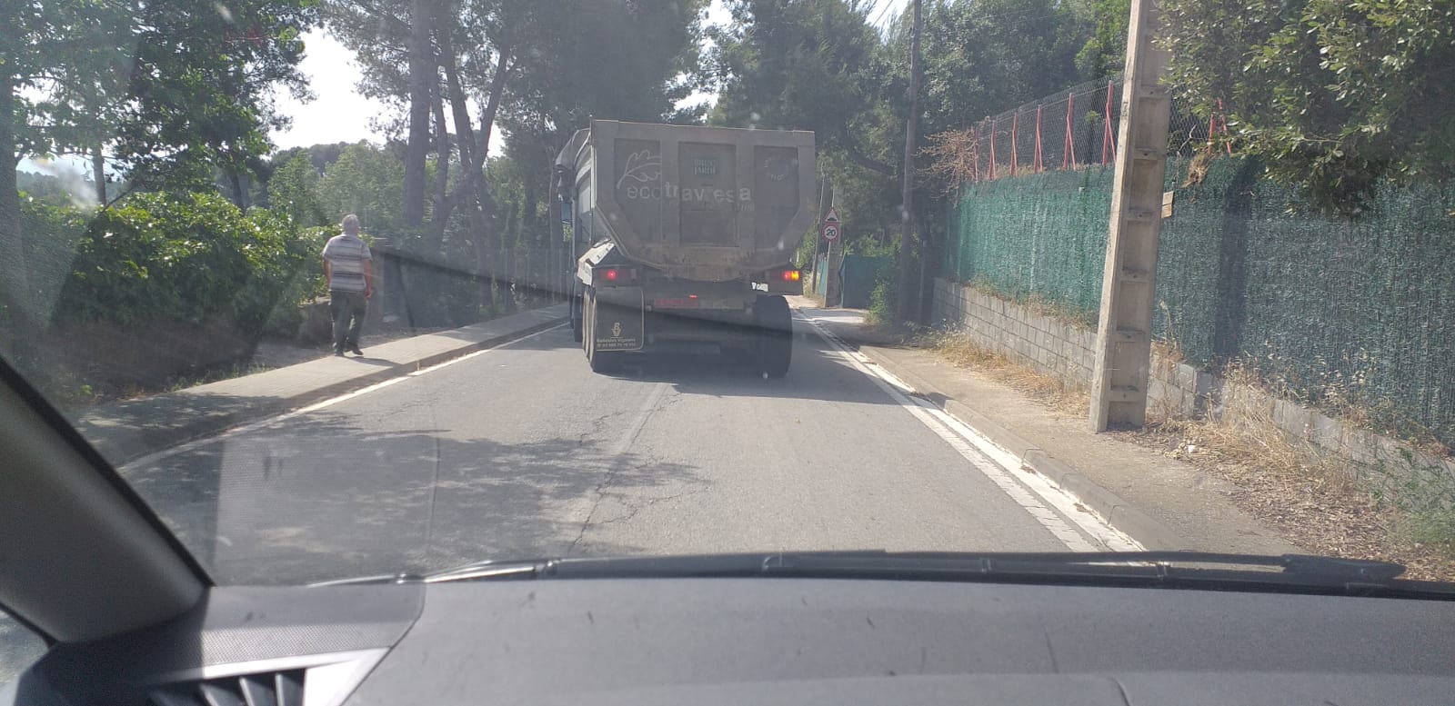 Trànsit de camions per vies on no està permesa la seva circulació per abocar residus a l'extractiva 22. FOTO: Plataforma Rubí sense Abocadors