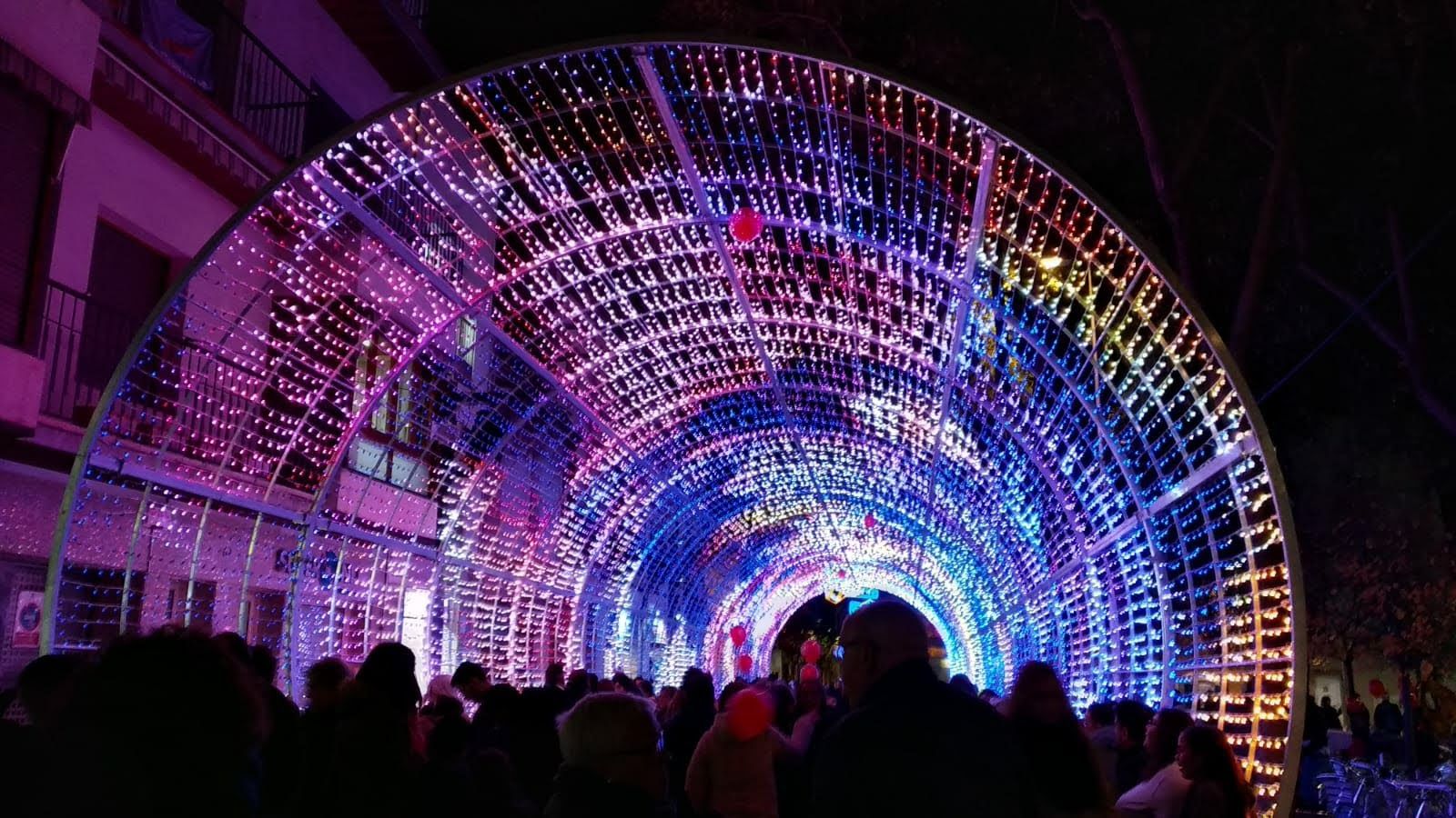 El túnel de llum es tornarà a instal·lar aquest Nadal al carrer Maximí Fornés. FOTO: N.E.  El túnel de llum es tornarà a instal·lar aquest Nadal al carrer Maximí Fornés. FOTO: N.E.
