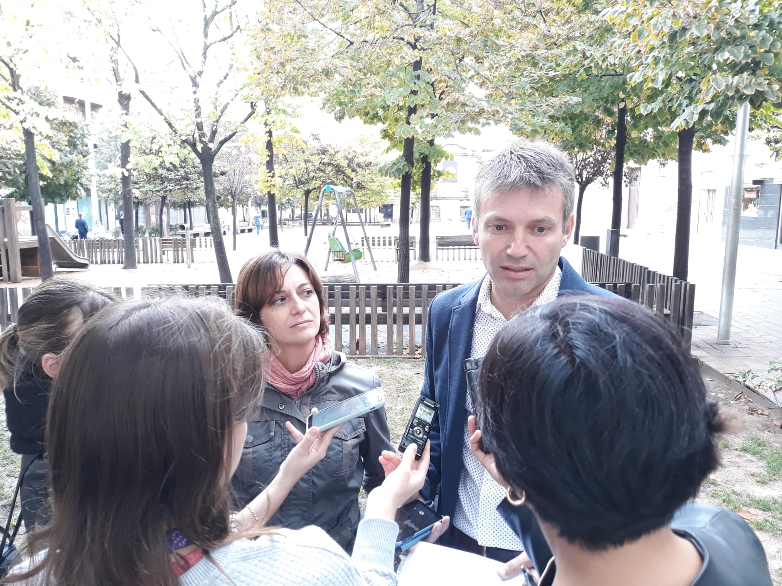 Xavier Corbera, portaveu d'ERC Rubí, parla sobre el túnel de llum davant dels mitjans de comunicació locals. FOTO: N.E.