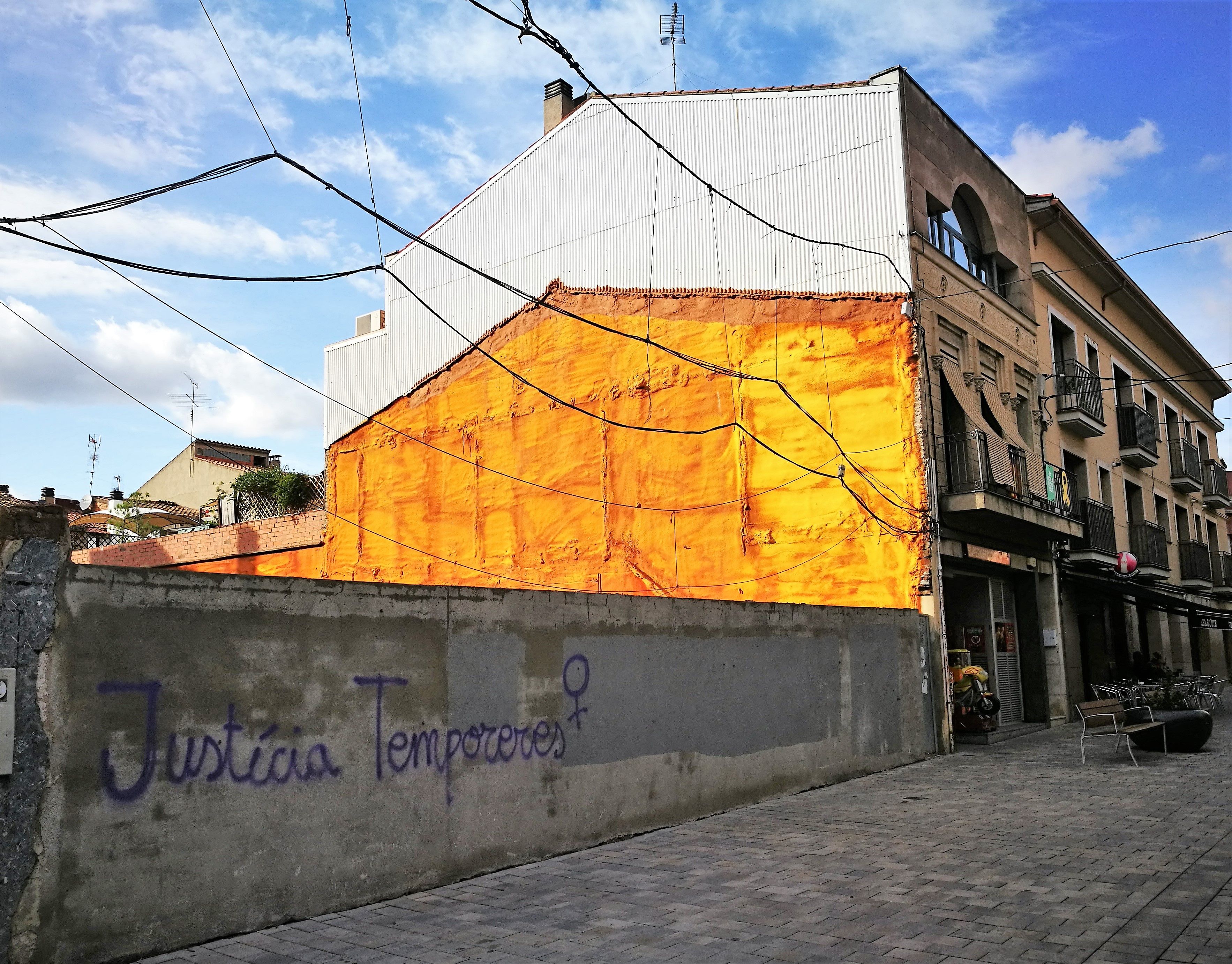 Solar que hi ha davant del Racó del Llibre. FOTO: Redacció