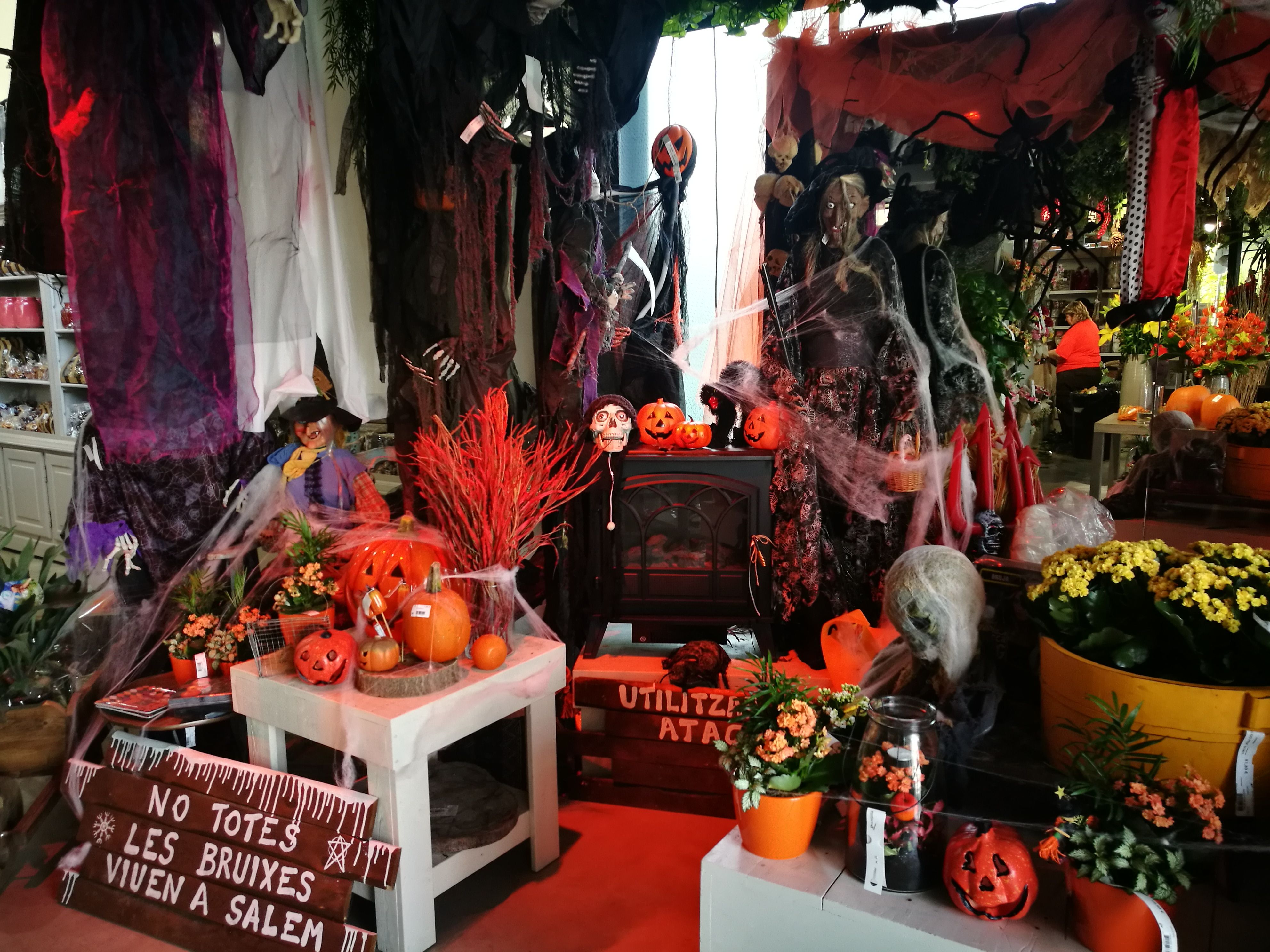 Articles de decoració de Halloween a La Noguera de Rubí. FOTO: Redacció
