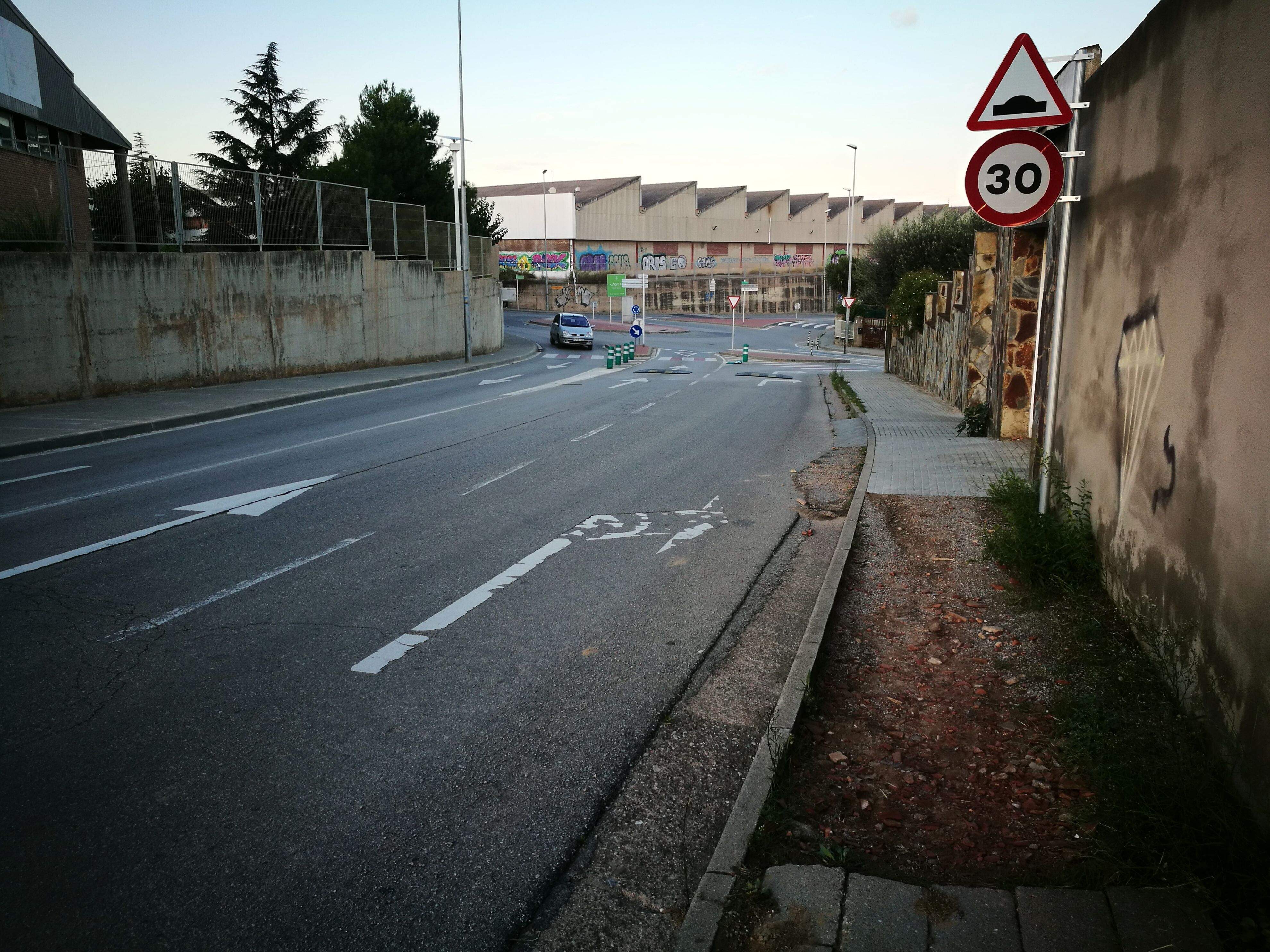 L'avinguda Castellbisbal la fan servir molts alumnes que viuen a Sant Jordi Park per anar a l'escola Rivo Rubeo. FOTO: Redacció