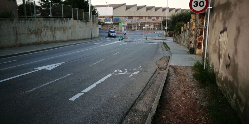 L'avinguda Castellbisbal la fan servir molts alumnes que viuen a Sant Jordi Park per anar a l'escola Rivo Rubeo. FOTO: Redacció