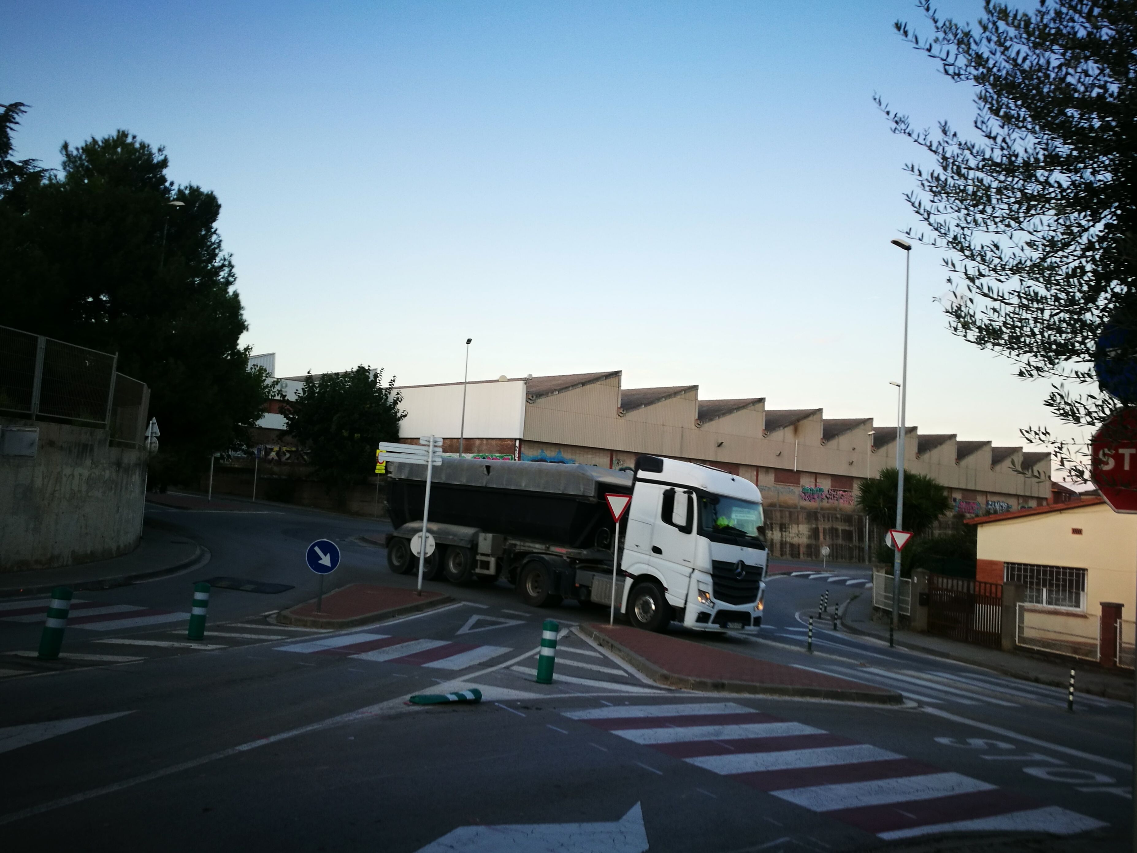 Un camió circula per la rotonda situada entre les avingudes Castellbisbal i Josep Pujol. FOTO: Redacció