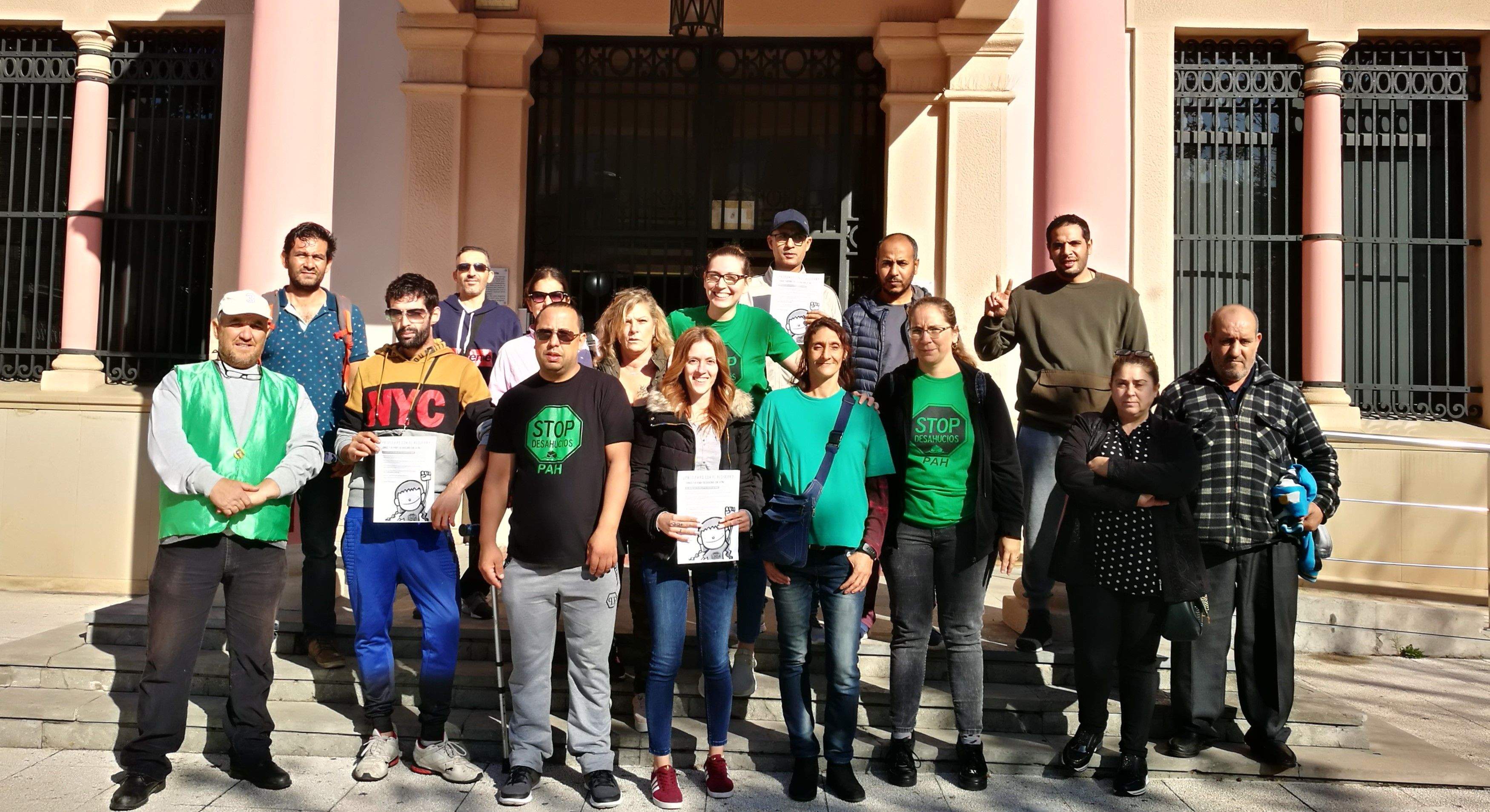 Membres de la PAH de Rubí davant l'Ajuntament. FOTO: Redacció