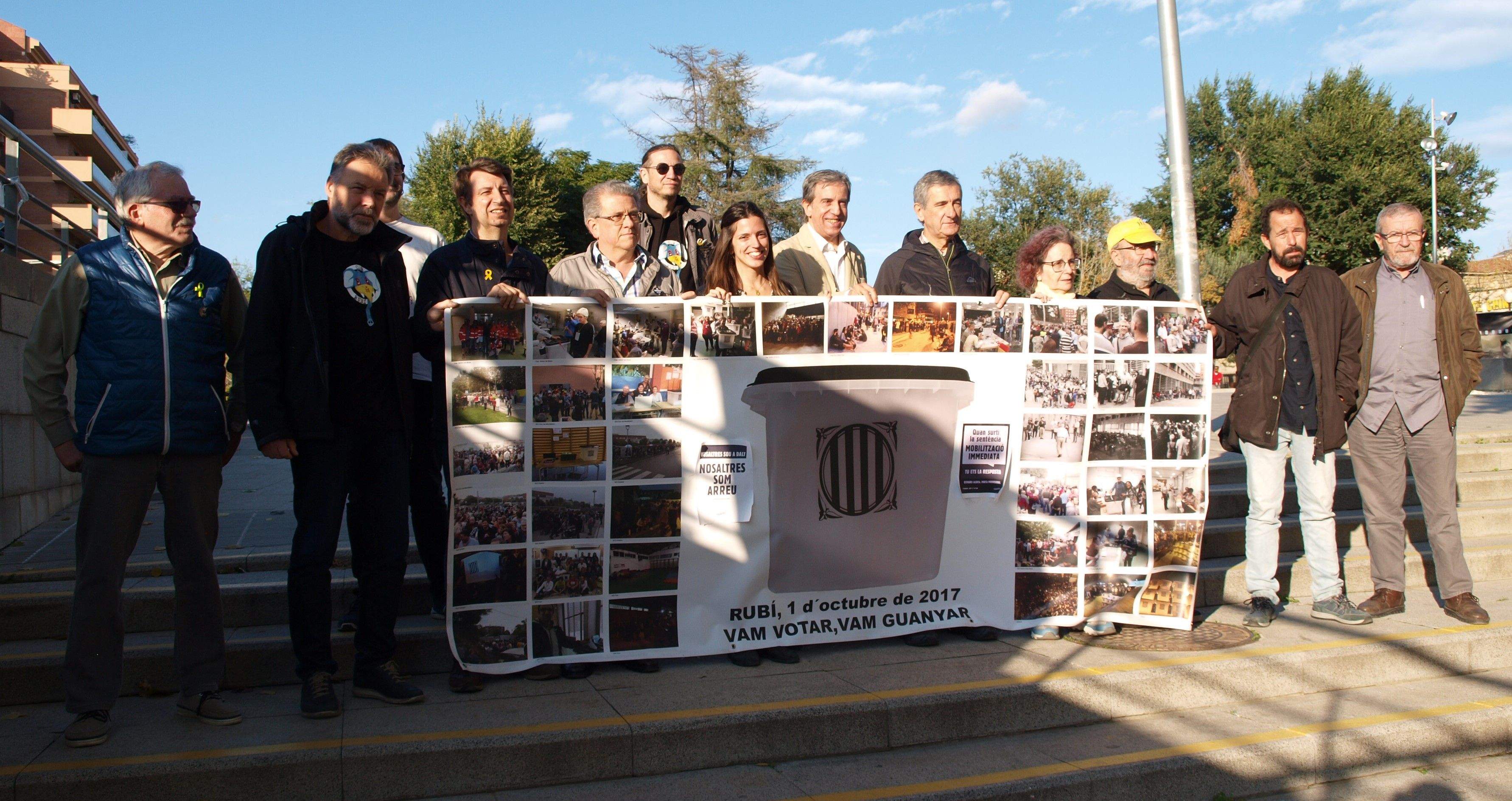 La comissió 1-O, formada per partits i entitats sobiranistes de Rubí, a la plaça de l'Estació, ara rebatejada com a 1 d'Octubre