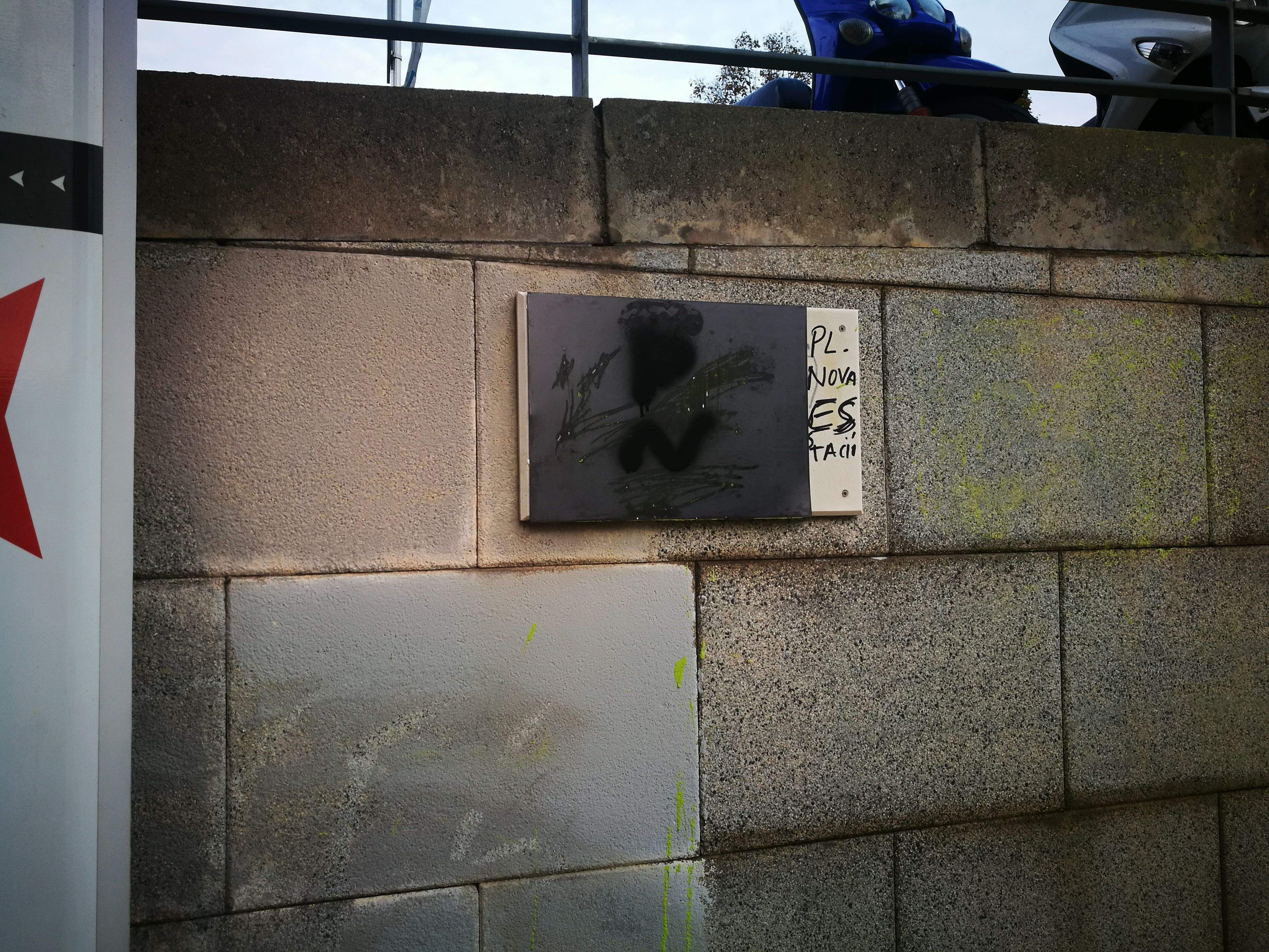 La placa simbòlica de l’1-O està oculta sota una coberta negra. FOTO: Redacció