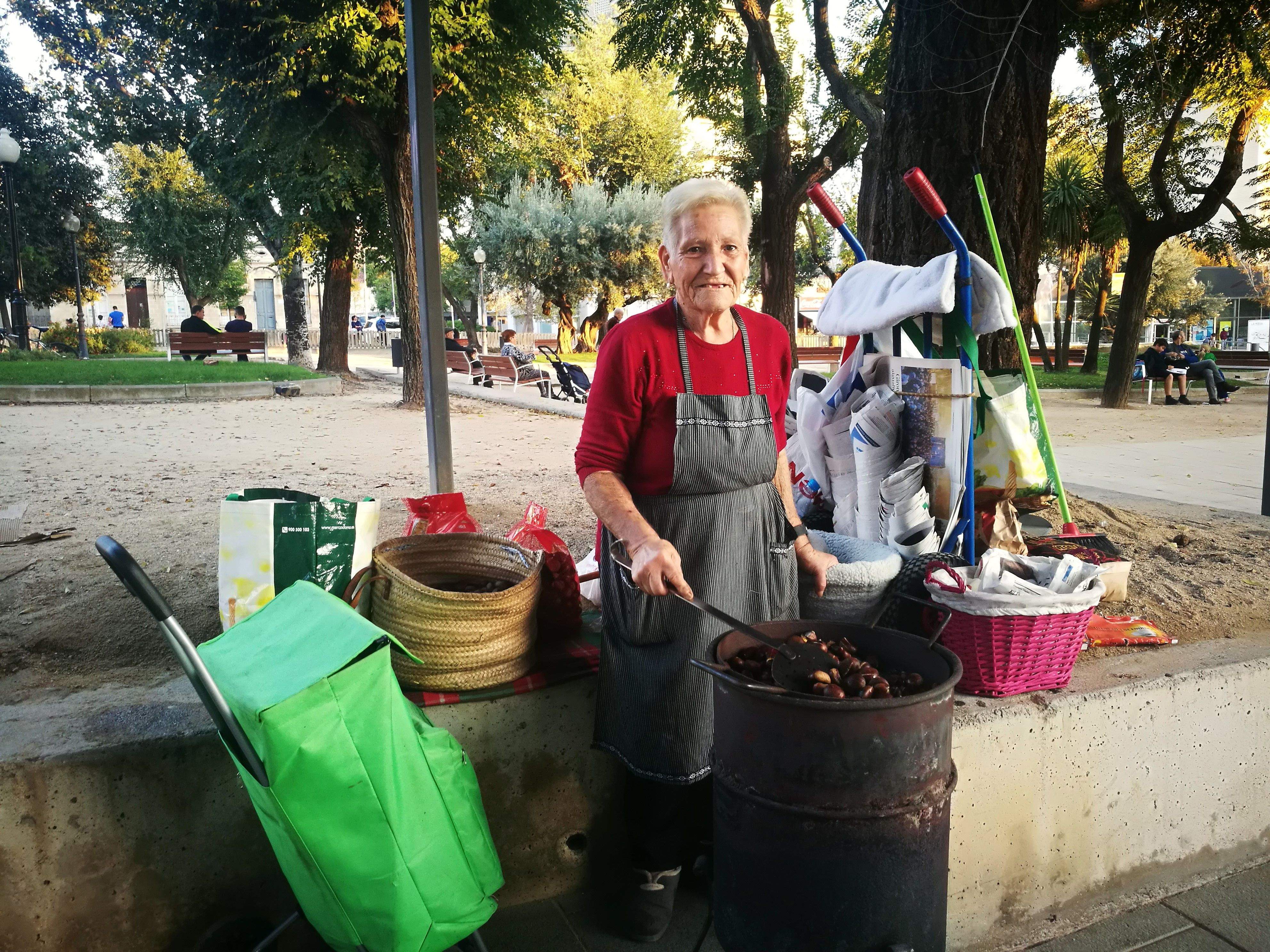 Ven castanyes a l'avinguda Barcelona, a tocar de la plaça Pearson