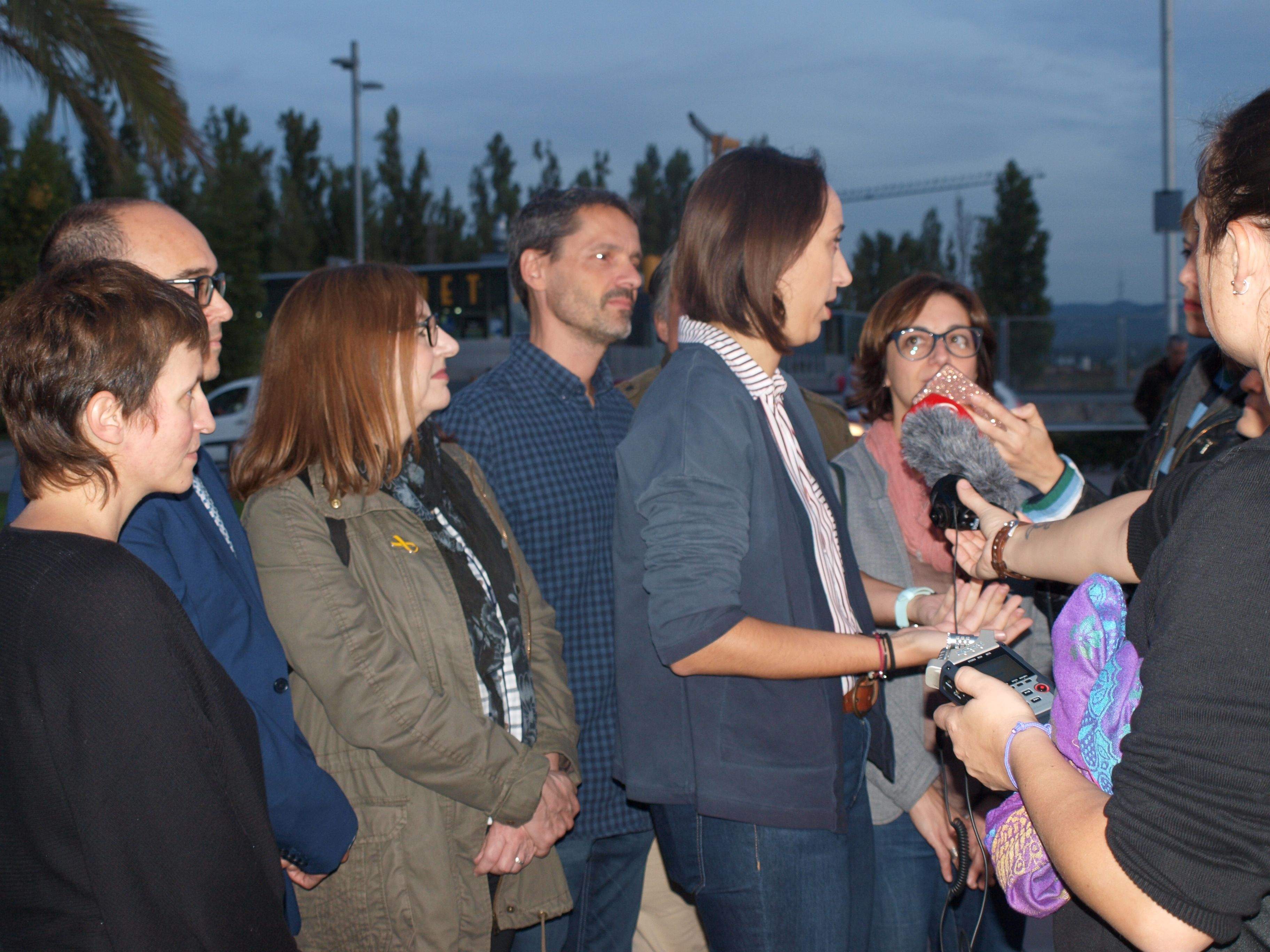 Lídia Calvet parla davant dels mitjans de comunicació locals de la ciutat